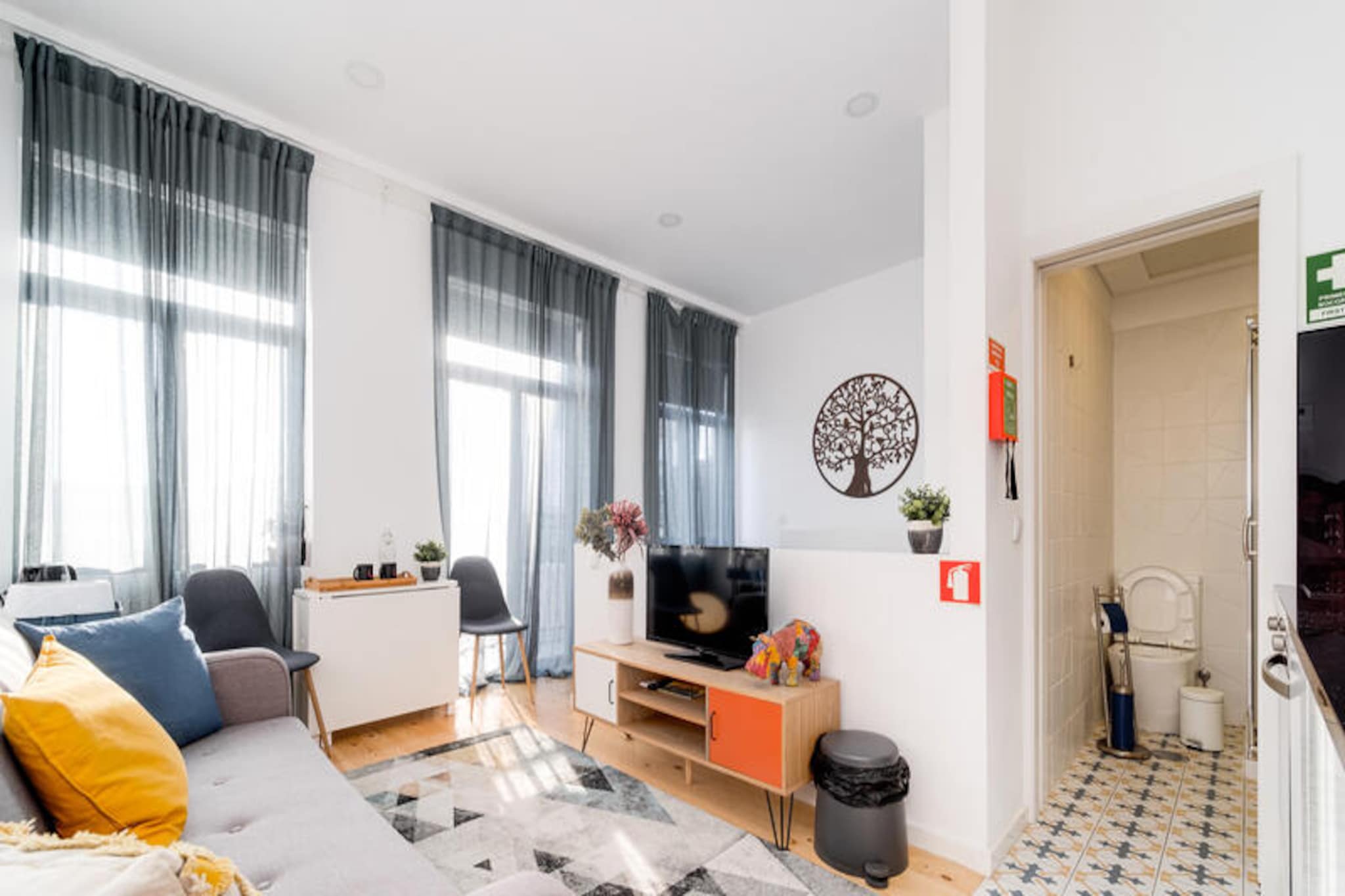 In the heart of Porto's vibrant cityscape, this charming studio offers an intimate retreat for two. With its prime location just moments from Santo Ildefonso and a short stroll to the iconic Douro River, this property invites you to immerse yourself in the rich culture and history of Portugal's second-largest city. Whether you're exploring the cobblestone streets or savoring the city's renowned gastronomy, this studio is your perfect base.
Spanning 50 m², the apartment is thoughtfully designed to combine comfort and functionality. The open-plan layout features a cozy bedroom, a fully equipped kitchen with modern appliances, and a welcoming living space. Step out onto the 10 m² terrace to enjoy your morning coffee or unwind with a glass of local wine as the city buzzes below. Amenities such as air conditioning, Wi-Fi, satellite TV, and a hairdryer ensure a seamless and relaxing stay.
The studio's central location places you within walking distance of Porto's best attractions. Stroll to the historic Majestic Café, indulge in local flavors at nearby restaurants like Aquele Tasco, or explore the vibrant Ribeira district along the Douro River. For convenience, Campo 24 de Agosto metro station is just 240 meters away, connecting you to the city's highlights and beyond. Beaches like Praia dos Ingleses and Praia da Luz are a short drive away, offering a perfect escape for sunseekers.
Whether you're here for a romantic getaway or a cultural adventure, this studio blends modern comfort with the timeless charm of Porto. Let the city's energy and beauty inspire your stay as you create unforgettable memories in this enchanting destination.