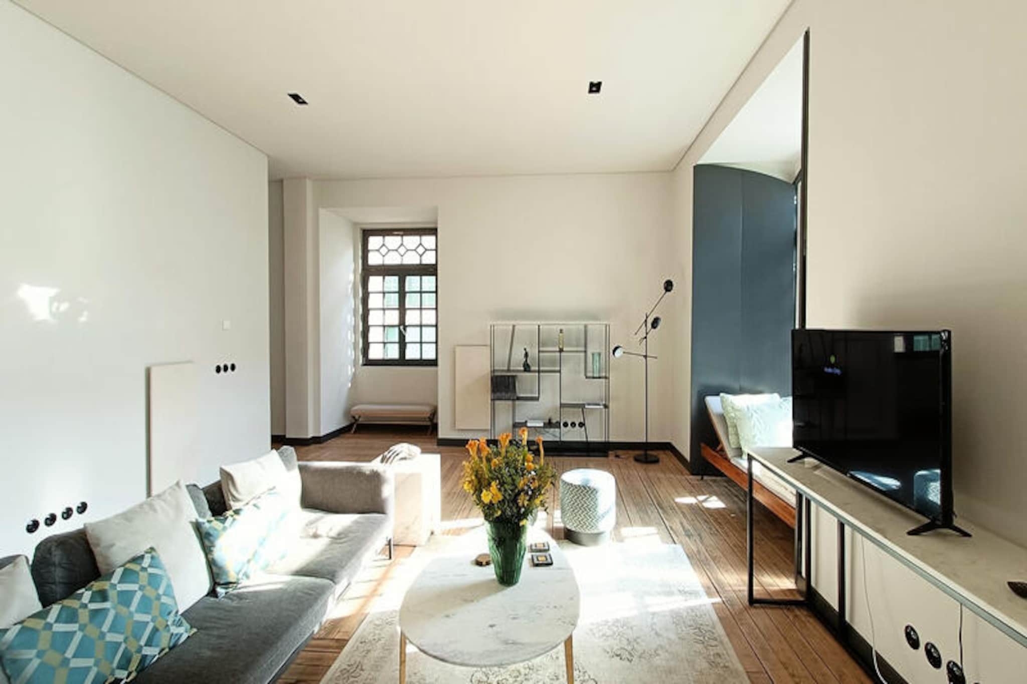 In the heart of Lisbon’s vibrant São Paulo district, this elegant apartment offers a serene escape amidst the city’s lively charm. Just steps away from the iconic TimeOut Market and the bustling Cais do Sodré, you’ll find yourself immersed in the cultural heartbeat of Lisbon. Whether it’s the aroma of freshly brewed coffee from nearby cafés or the gentle breeze from the Tejo River, every moment here feels like a celebration of city life.
Spanning an impressive 200 m², this tastefully furnished apartment comfortably accommodates up to six guests across three spacious bedrooms. The open-plan design, complemented by modern amenities such as air conditioning, central heating, and high-speed Wi-Fi, ensures a comfortable and seamless stay. The fully equipped kitchen, complete with an induction hob, dishwasher, and coffee maker, invites you to prepare delightful meals, while the 10 m² terrace provides the perfect spot to unwind with a glass of wine as you soak in the city views. Additional conveniences like a washing machine, dryer, and satellite TV cater to both short and extended stays.
Step outside and discover Lisbon’s treasures right at your doorstep. From the lush greenery of Jardim Dom Luís to the culinary delights of Trópico do Cais and Segundo Muelle, the neighborhood brims with opportunities for exploration. The nearby Cais do Sodré metro and train station make it easy to venture further afield, whether you’re heading to the sandy shores of Carcavelos Beach or the enchanting streets of Sintra.
Whether you’re here to delve into Lisbon’s rich history, savor its world-class cuisine, or simply relax in a luxurious setting, this apartment offers the perfect base for an unforgettable Portuguese getaway.