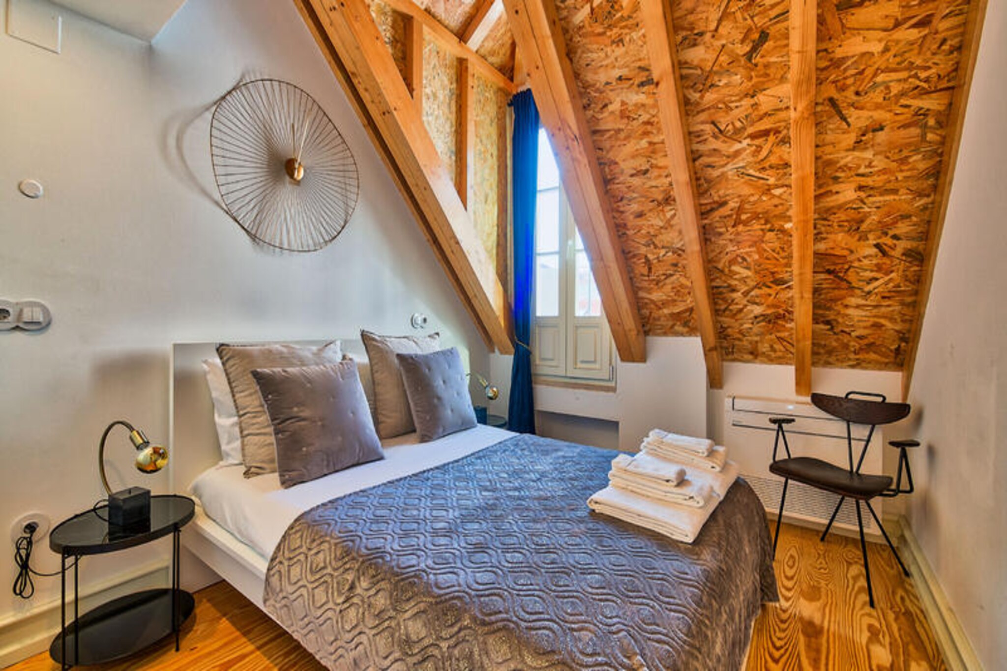 In the heart of Lisbon’s vibrant city center, this charming apartment offers a perfect blend of comfort and convenience for your urban getaway. Situated just steps away from the iconic Jardim da Estrela park and the lively Chiado district, this property immerses you in the rich culture and dynamic energy of Portugal’s capital. Whether you’re strolling along the cobblestone streets or savoring a pastel de nata at a nearby café, every moment here feels like a celebration of Lisbon’s unique charm.
Spanning 80 m², the apartment features three cozy bedrooms and accommodates up to six guests, making it ideal for families or groups of friends. The interiors are warm and inviting, with modern amenities such as air conditioning, Wi-Fi, and satellite TV ensuring a comfortable stay. The fully equipped kitchen, complete with a refrigerator, microwave, dishwasher, and coffee maker, invites you to prepare delicious meals with fresh ingredients from local markets. An elevator and a washing machine add to the convenience, making this property a true home away from home.
Step outside, and you’ll find yourself surrounded by Lisbon’s best attractions. The Baixa-Chiado metro station is just 160 meters away, connecting you effortlessly to the entire city. Enjoy riverside views at Rio Tejo, explore the historic streets of Alfama, or indulge in gourmet dining at nearby restaurants like Bread 4 You and Kong – Vegan Modern Food. For a touch of nature, the Jardim do Príncipe Real and Tapada das Necessidades parks are within easy reach.
Whether you’re here to explore Lisbon’s rich history, enjoy its vibrant nightlife, or simply relax in a stylish and well-located apartment, this property offers the perfect base for an unforgettable stay. Let the rhythm of the city guide you to new adventures and cherished memories.