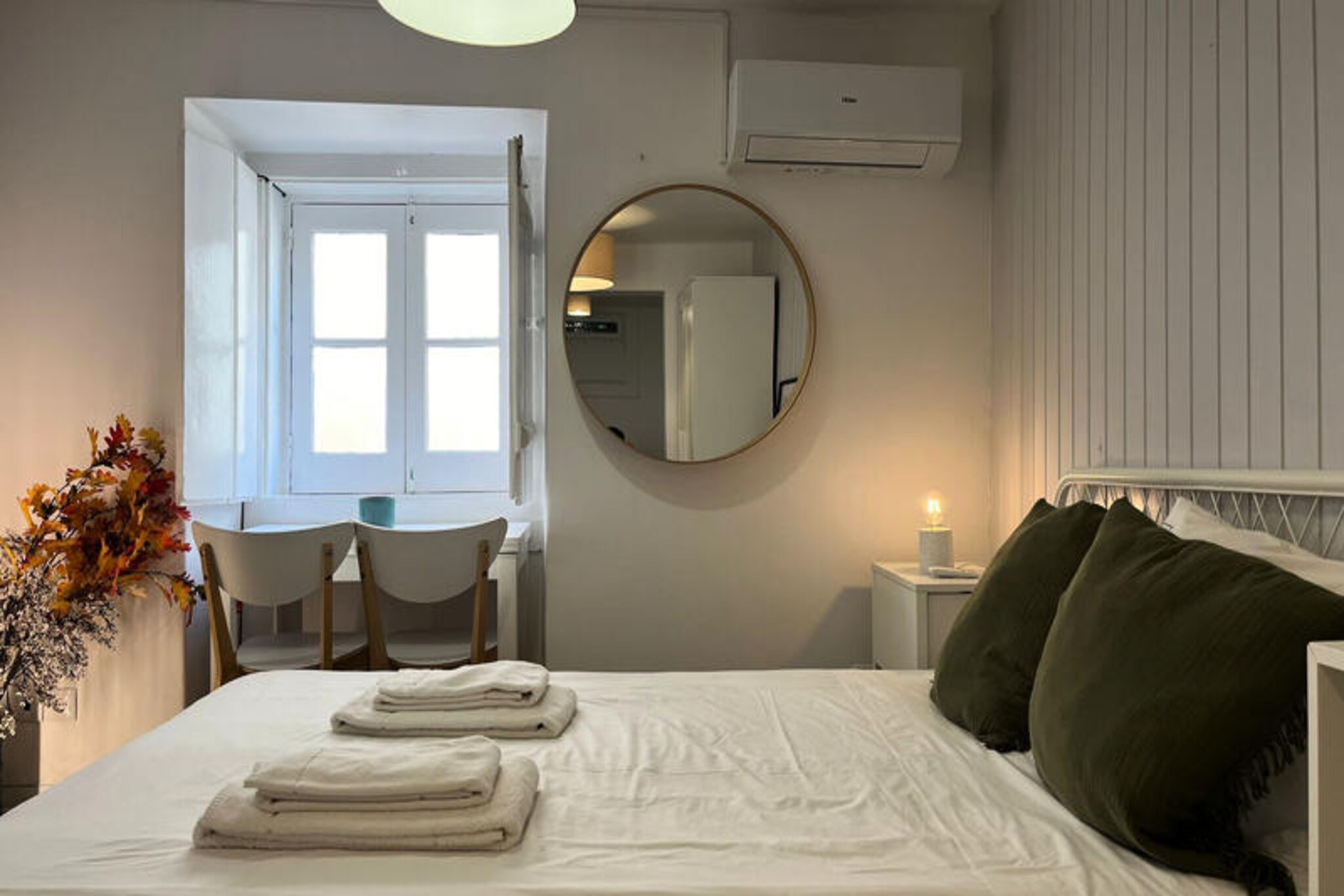 Amid the vibrant streets of Lisbon, this charming one-bedroom apartment offers a cozy retreat for two in the heart of the city. With its modern design and welcoming ambiance, this 30 m² space is perfect for couples or solo travelers seeking a blend of comfort and convenience. The apartment is nestled within a lively neighborhood, where the rich history of Alfama meets the cosmopolitan energy of Baixa Chiado, ensuring an unforgettable Lisbon experience.
Inside, the apartment is thoughtfully designed to provide all the essentials for a relaxing stay. The bedroom features a comfortable bed, while the living area invites you to unwind after a day of exploring. The separate kitchen, equipped with a ceramic hob, refrigerator, microwave, and more, allows you to prepare meals with ease. Additional amenities include air conditioning, Wi-Fi, satellite TV, and a hairdryer, ensuring a comfortable and hassle-free stay.
Step outside, and you’ll find yourself surrounded by Lisbon’s most iconic attractions. Stroll to the nearby Alfama district, known for its narrow streets and traditional Fado music, or enjoy a coffee at the historic Café A Brasileira. The Jardim Botânico de Lisboa and the scenic Rio Tejo are just a short walk away, offering serene escapes amidst the city’s buzz. With the Baixa Chiado metro station and Santa Apolónia train station within easy reach, exploring further afield is effortless.
Whether you’re here to immerse yourself in Lisbon’s cultural treasures, savor its culinary delights, or simply relax in a stylish urban haven, this apartment provides the perfect base for your Portuguese adventure.
