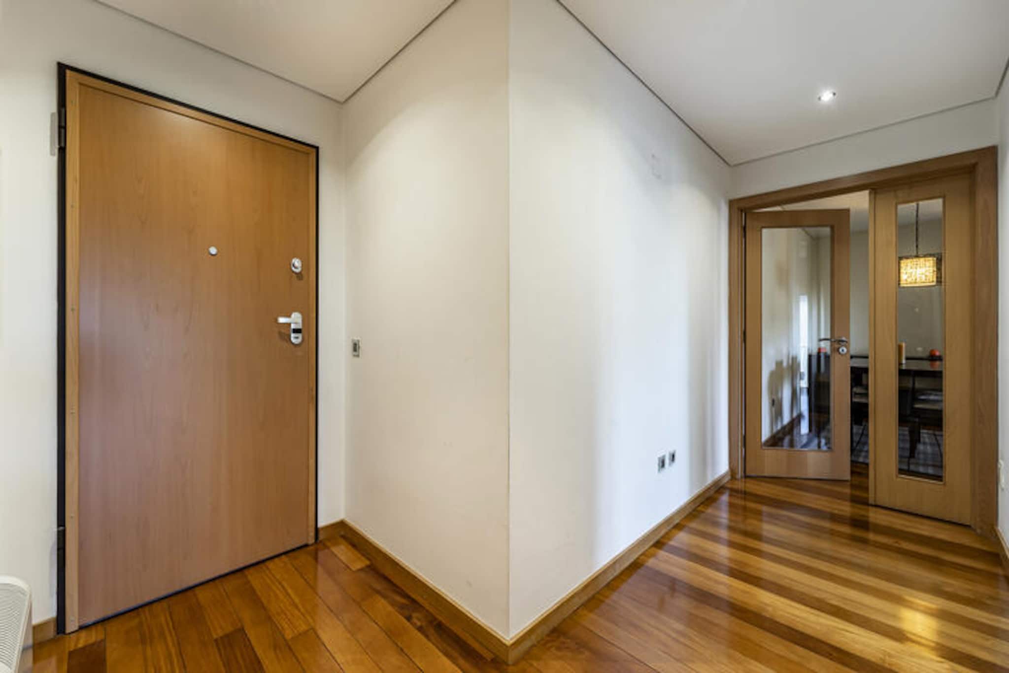 In the heart of Vila Nova de Gaia, where the charm of traditional Portuguese culture meets modern city living, this stylish apartment offers a serene retreat for two. With its contemporary design and thoughtful amenities, it’s the perfect base to explore the vibrant surroundings and immerse yourself in the rich history of northern Portugal. Whether you’re here for a romantic getaway or a peaceful city escape, this property invites you to relax and unwind in comfort.
Spanning 80 square meters, the apartment is both spacious and cozy, featuring a bright bedroom, a fully equipped induction kitchen, and a comfortable living area with satellite TV and Wi-Fi. The private terrace is an ideal spot to enjoy your morning coffee or a glass of wine as the sun sets over the city. Additional conveniences include a washing machine, iron, hair dryer, and a garage within the building, ensuring a hassle-free stay. The apartment’s modern furnishings and clean lines create a welcoming atmosphere, making it feel like a home away from home.
Step outside, and you’ll find yourself surrounded by a wealth of attractions. Stroll to the nearby Jardim de Soares dos Reis or Jardim do Morro for a peaceful escape into nature. The iconic Douro River is just 3 km away, offering picturesque views and riverside dining. For those who love the ocean, Madalena Beach is only 5 km away, while the charming Miramar Beach and golf course are just a short drive further. Excellent transport links, including the Devesas train station and General Torres metro station, make it easy to explore Porto’s historic center, just across the river.
Whether you’re savoring local delicacies at nearby restaurants, exploring the vibrant cityscape, or simply enjoying the comforts of this modern retreat, this apartment in Vila Nova de Gaia promises an unforgettable stay in one of Portugal’s most captivating regions.