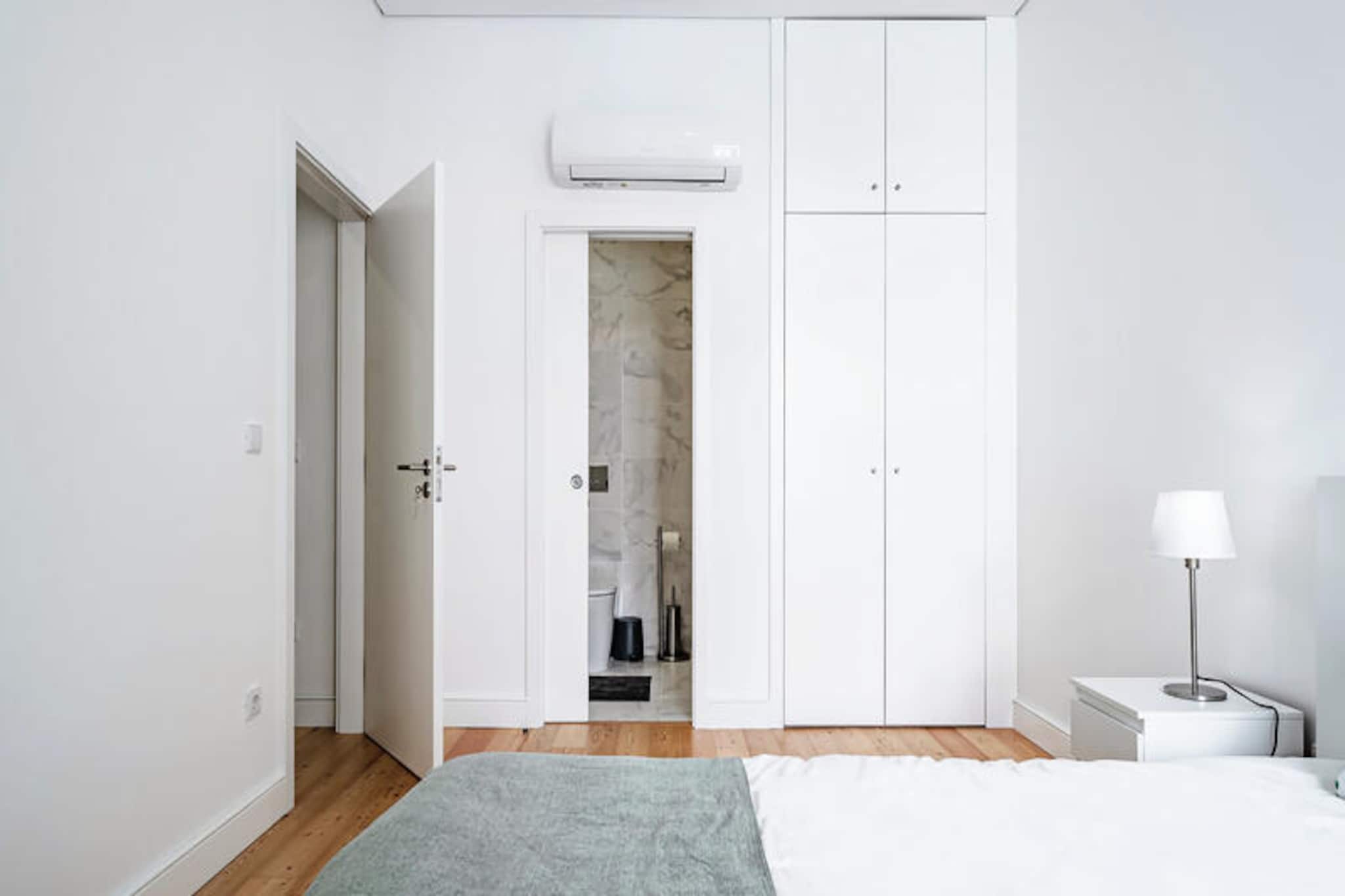 In the heart of Porto's vibrant city center, this charming apartment offers a serene retreat amidst the lively urban atmosphere. With its welcoming ambiance and modern amenities, it’s the perfect choice for couples seeking a cozy getaway in one of Portugal’s most captivating cities. The apartment’s prime location places you within walking distance of Porto’s rich cultural heritage, bustling streets, and iconic landmarks, making it an ideal base for exploration.
This 74 m² apartment is thoughtfully designed to combine comfort and functionality. The spacious bedroom accommodates two guests, ensuring a restful night’s sleep after a day of sightseeing. The fully equipped kitchen, featuring an induction hob, refrigerator, microwave, and dishwasher, invites you to prepare delicious meals with ease. Relax in the airy living area, complete with air conditioning, satellite TV, and high-speed Wi-Fi, or step out onto the balcony to soak in the vibrant cityscape. Additional conveniences such as a washing machine, iron, and hairdryer ensure a hassle-free stay.
Step outside, and you’ll find yourself just moments away from Porto’s best attractions. Stroll to the nearby Rua Formosa bus station or Campo 24 de Agosto metro station for easy access to the city’s treasures. Enjoy local flavors at Jardim S. Lázaro or Praça dos Poveiros, both just a short walk away. For a taste of Porto’s natural beauty, the Douro River is only 2 km away, offering picturesque views and riverside walks.
Whether you’re here to explore Porto’s historic charm, indulge in its culinary delights, or simply unwind in a comfortable and well-located home, this apartment promises an unforgettable stay in the heart of the city.