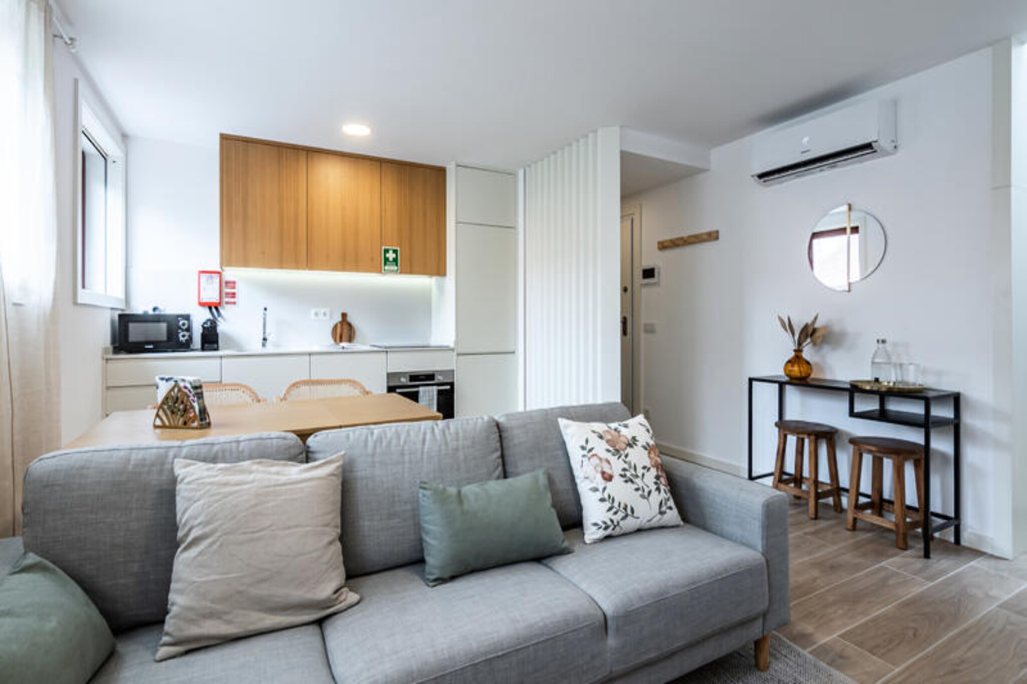 In the heart of Porto, where the city's vibrant energy meets its historic charm, this cozy apartment offers a delightful escape for travelers seeking comfort and convenience. Imagine stepping out of your door and being surrounded by the rich culture, delectable cuisine, and iconic landmarks that make Porto so enchanting. Whether you're here for a romantic getaway or a solo adventure, this apartment is the perfect base to explore the city's treasures.
The 65 m² apartment is thoughtfully designed to accommodate up to three guests, with a maximum of two adults. The bedroom provides a peaceful retreat, while the open-plan living area invites relaxation with its modern amenities, including air conditioning, Wi-Fi, satellite TV, and a fully equipped kitchen. From preparing your morning coffee to enjoying a quiet evening meal, everything you need is at your fingertips. The apartment also features a washing machine, elevator access, and a stylish bathroom, ensuring a hassle-free stay.
Step outside, and you'll find yourself immersed in Porto's vibrant culinary scene. From the cozy Dona Mira restaurant just steps away to the eclectic flavors of Vietnamita and the charming Porto dos Gatos café, every meal is an opportunity to savor the city's gastronomic delights. For those looking to explore further, the Campo 24 Agosto metro station is just 500 meters away, connecting you to Porto's iconic attractions, including the Ribeira district, Livraria Lello, and the Douro River.
Whether you're strolling through the cobbled streets, enjoying a glass of Port wine, or venturing to the sandy shores of Matosinhos Beach, this apartment offers the perfect blend of comfort and location. Experience the magic of Porto and create unforgettable memories in this charming retreat.