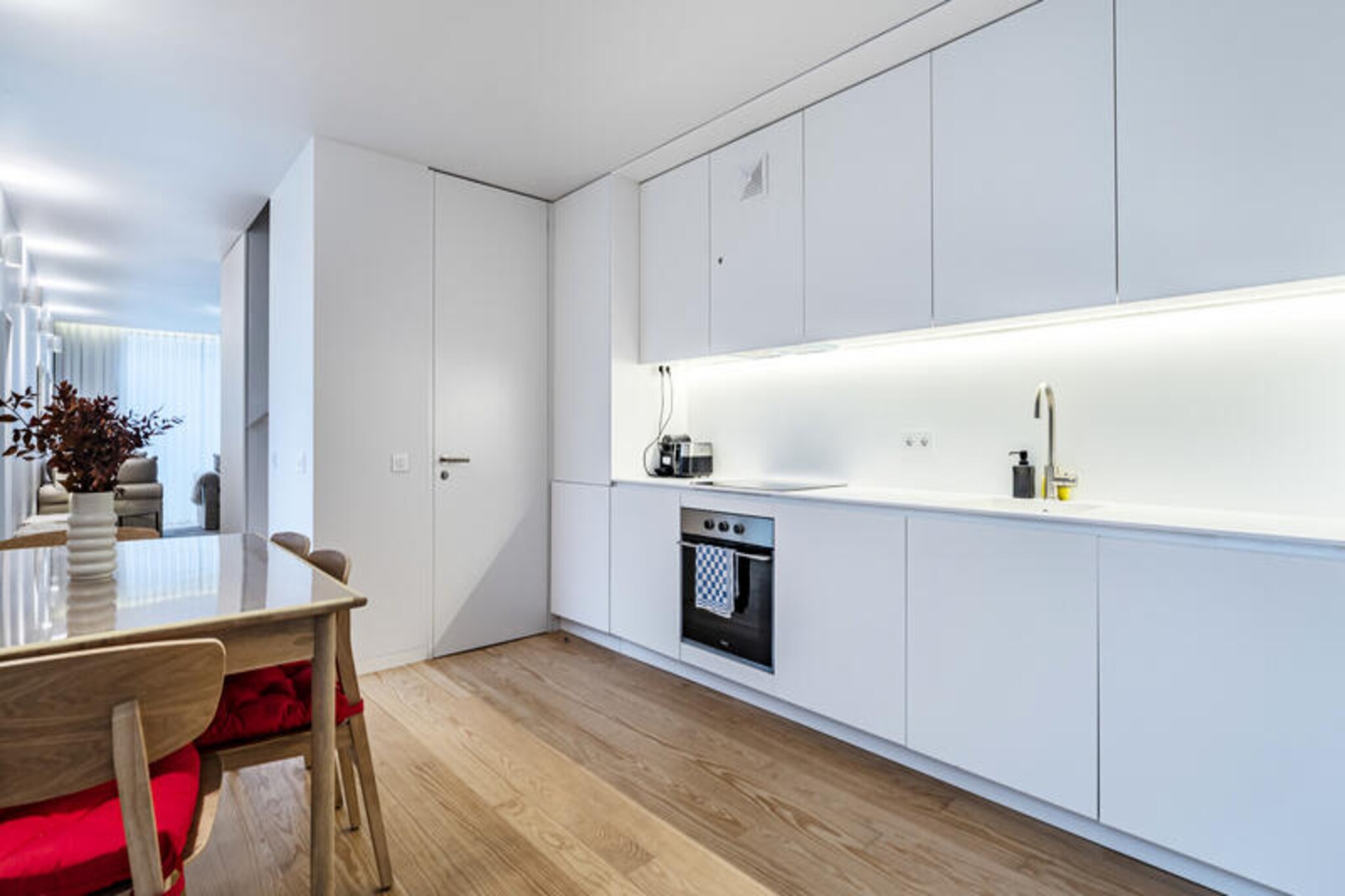 In the heart of Porto, where historic charm meets modern vibrancy, this elegant terraced house offers a perfect retreat for travelers seeking both comfort and convenience. Situated in a lively neighborhood, it places you just steps away from the city’s iconic landmarks, bustling streets, and cultural treasures. Whether you’re strolling through the picturesque Aliados Avenue or savoring a pastel de nata at a nearby café, this location immerses you in the authentic spirit of Porto.
Spanning 139 m², the property is thoughtfully designed with a blend of contemporary style and cozy touches. With two spacious bedrooms, it comfortably accommodates up to four guests, making it ideal for families, couples, or friends. The separate electric kitchen is fully equipped with modern appliances, including a refrigerator, oven, dishwasher, and coffee maker, ensuring you have everything needed to prepare delicious meals. Relax in the inviting living area, complete with air conditioning, Wi-Fi, and three TVs with international channels, or unwind in the garden with a refreshing drink after a day of exploration.
The house’s prime location ensures easy access to Porto’s top attractions. The Trindade metro station is just 250 meters away, connecting you to the entire city, while the historic São Bento train station is a short 750-meter walk. For beach lovers, the golden sands of Matosinhos are only 8 kilometers away, and golf enthusiasts can enjoy a round at the scenic Miramar Golf Course, just 20 kilometers from the property. With supermarkets, restaurants, and shops at your doorstep, every convenience is within reach.
Whether you’re here to explore Porto’s rich history, indulge in its renowned cuisine, or simply relax by the coast, this terraced house provides the perfect base for an unforgettable stay in one of Portugal’s most enchanting cities.