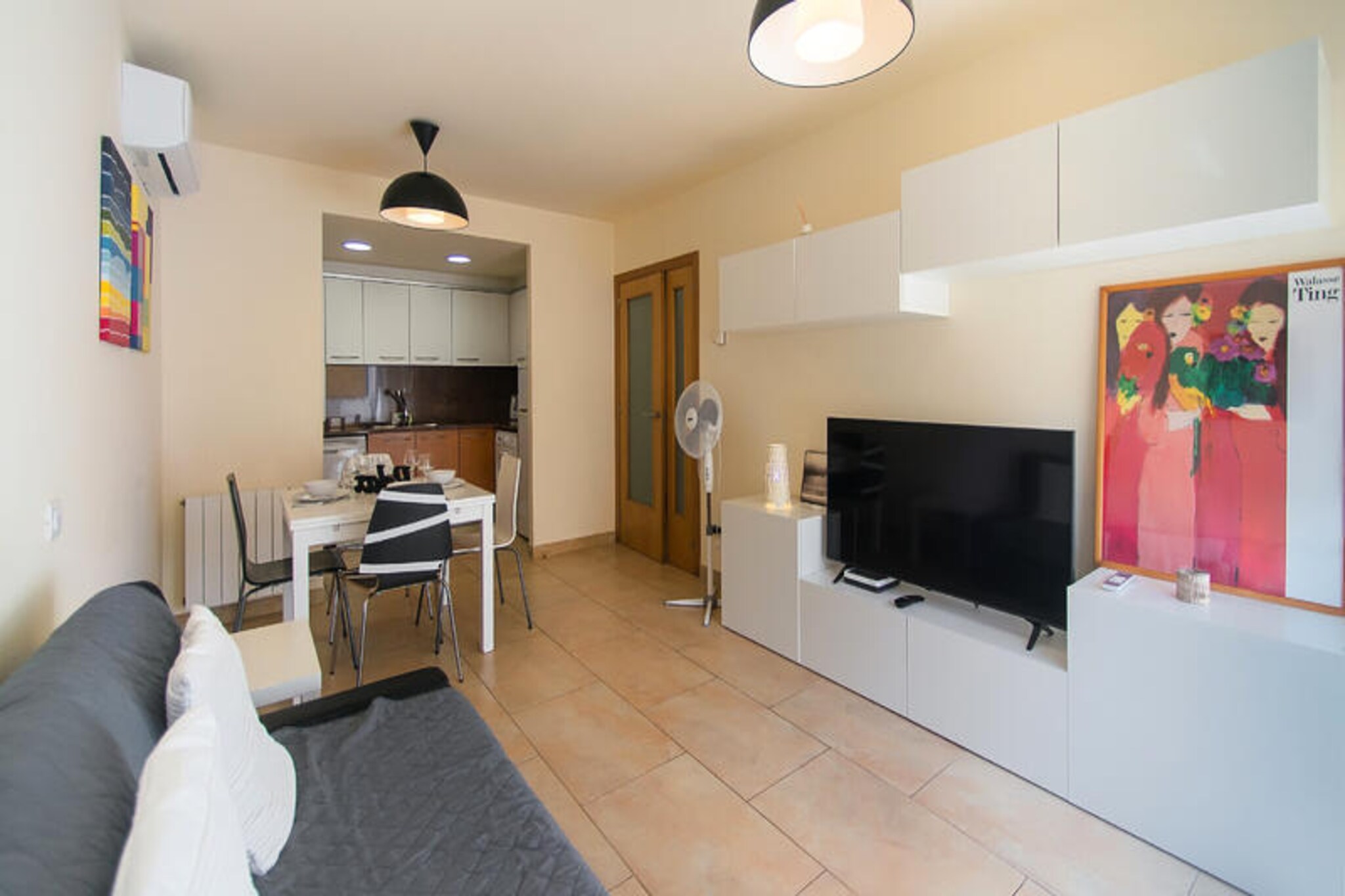 In the heart of the charming town of Palafrugell, this modern and sunlit 52 m² apartment invites you to experience the perfect blend of comfort and Mediterranean charm. With its warm and inviting atmosphere, this property is ideal for couples, families, or small groups seeking a relaxing escape near the Costa Brava’s stunning beaches. Just a short 5-minute stroll from the vibrant town center and 3.5 km from the pristine shores of Calella, Llafranc, and Tamariu, this apartment offers an unbeatable location for exploring the region.
Step inside to discover a thoughtfully designed space where natural light flows freely through large windows, highlighting the neutral tones and natural materials that create a cozy yet contemporary ambiance. The open-plan living room and kitchen form the heart of the apartment, perfect for gathering with loved ones over a meal or unwinding after a day of adventure. The kitchen is fully equipped with modern appliances, ensuring you have everything you need for a comfortable stay.
The two bedrooms, each with its own unique charm, provide restful retreats with comfortable beds, ample storage, and soft lighting. Two modern bathrooms, one with a shower and the other with a bathtub, add to the convenience and functionality of the space. The 6 m² terrace is a true highlight, offering a serene spot to enjoy the fresh air and picturesque views of the surrounding town.
Whether you’re exploring the cobblestone streets of Palafrugell, indulging in fresh seafood at local restaurants, or basking in the sun on the nearby beaches, this apartment serves as the perfect base for your Costa Brava getaway. With its blend of style, comfort, and prime location, it promises an unforgettable holiday experience.