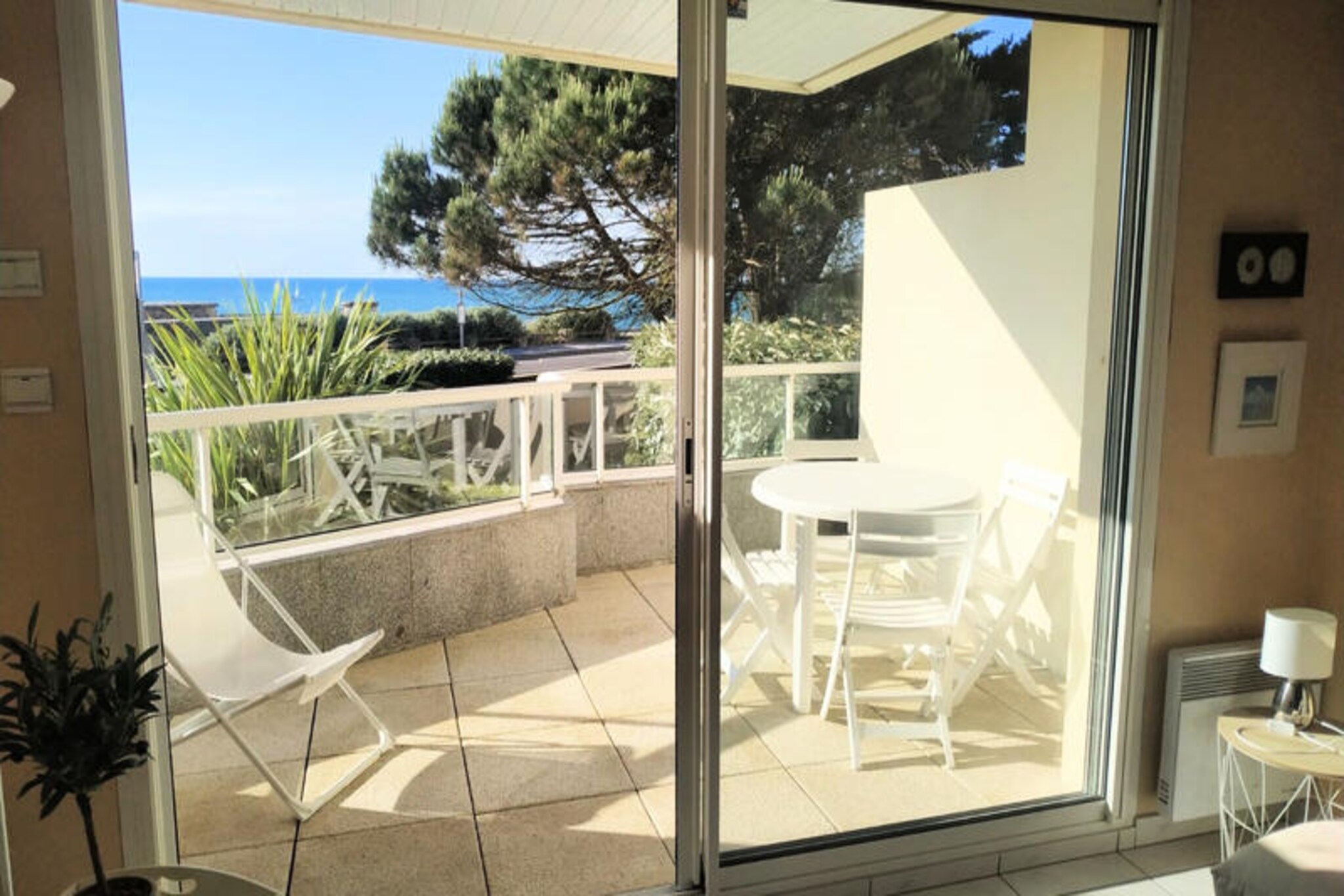 Wake up to the soothing sound of waves and breathtaking views of the Atlantic Ocean in this charming apartment located in the heart of La Chaume, Les Sables-d'Olonne. With the Saint-Nicolas Priory and the Grand Jetty as your backdrop, this serene retreat offers the perfect blend of coastal charm and modern comfort for an unforgettable getaway. Whether you're seeking a romantic escape or a relaxing seaside vacation, this apartment invites you to immerse yourself in the beauty of the Vendée coastline.
Inside, you'll find a thoughtfully designed 35m² space featuring a bright living room with a sofa bed and dining area, all overlooking the sea. The open-plan kitchen is fully equipped with modern appliances, including a dishwasher, microwave, and hob, making it easy to prepare meals to enjoy on the terrace with its stunning ocean views. The apartment also includes a cozy alcove with a comfortable double bed, a bathroom with a shower and washing machine, and a separate toilet. Wi-Fi and a private parking space add to the convenience of your stay.
Step outside and explore the vibrant La Chaume neighborhood, known for its village-like charm and proximity to key attractions. The Pointe du Prieuré Saint-Nicolas and its rugged coastline are just 150 meters away, while the Quai de la Chaume, lined with shops and restaurants, is a short 290-meter stroll. For a refreshing swim, head to the Bassin Dombret, only 350 meters from your door. The lively Place Maraud market and the ferry boat to Les Sables-d'Olonne's town center and Grand Beach are also within walking distance, ensuring you'll never run out of things to do.
Whether you're savoring fresh pastries from the nearby bakery, exploring the wild coast, or enjoying a romantic dinner on the terrace, this apartment offers a peaceful sanctuary to make lasting memories by the sea.