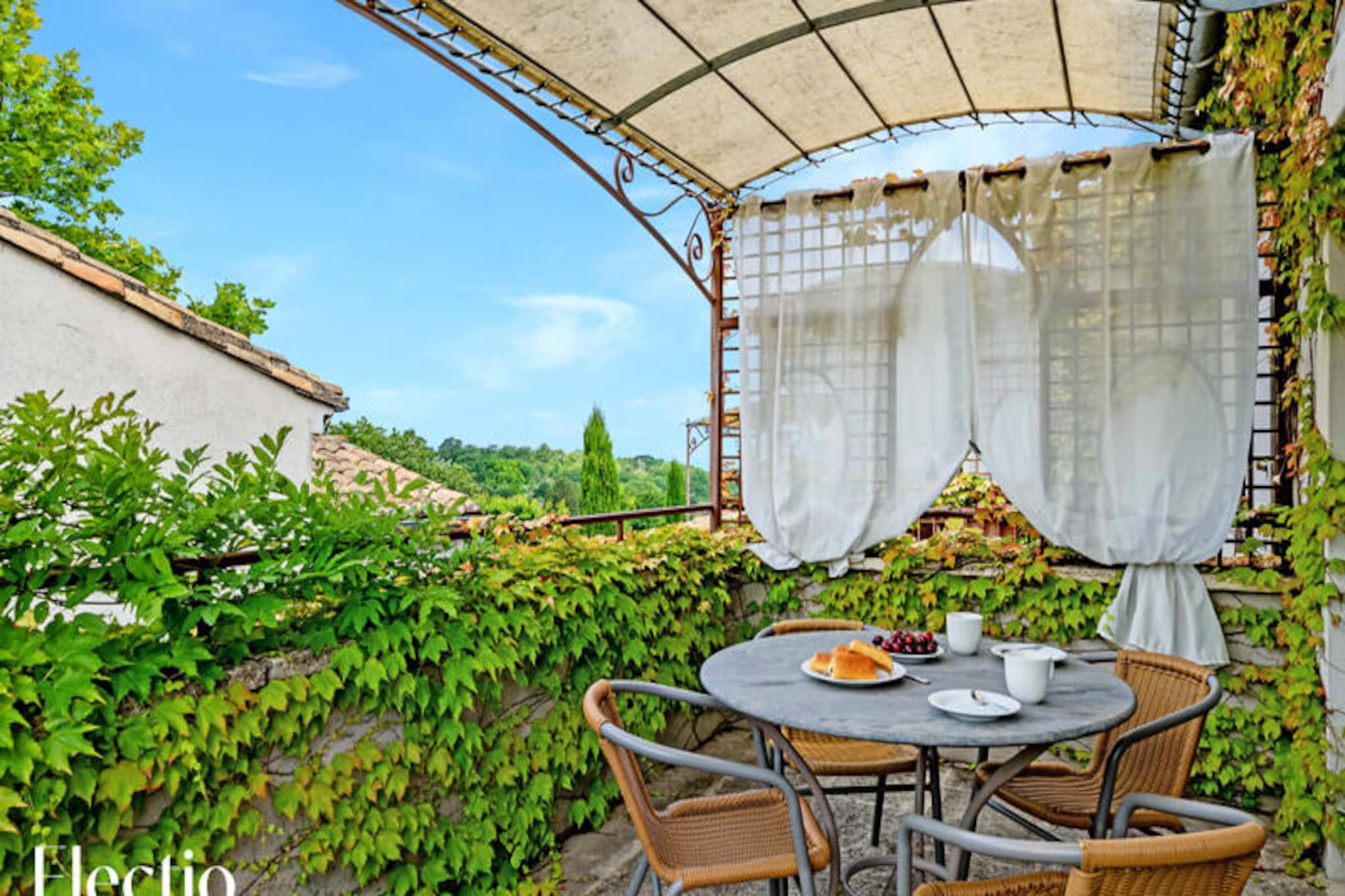 Apartment in Oppède with Heated Pool
