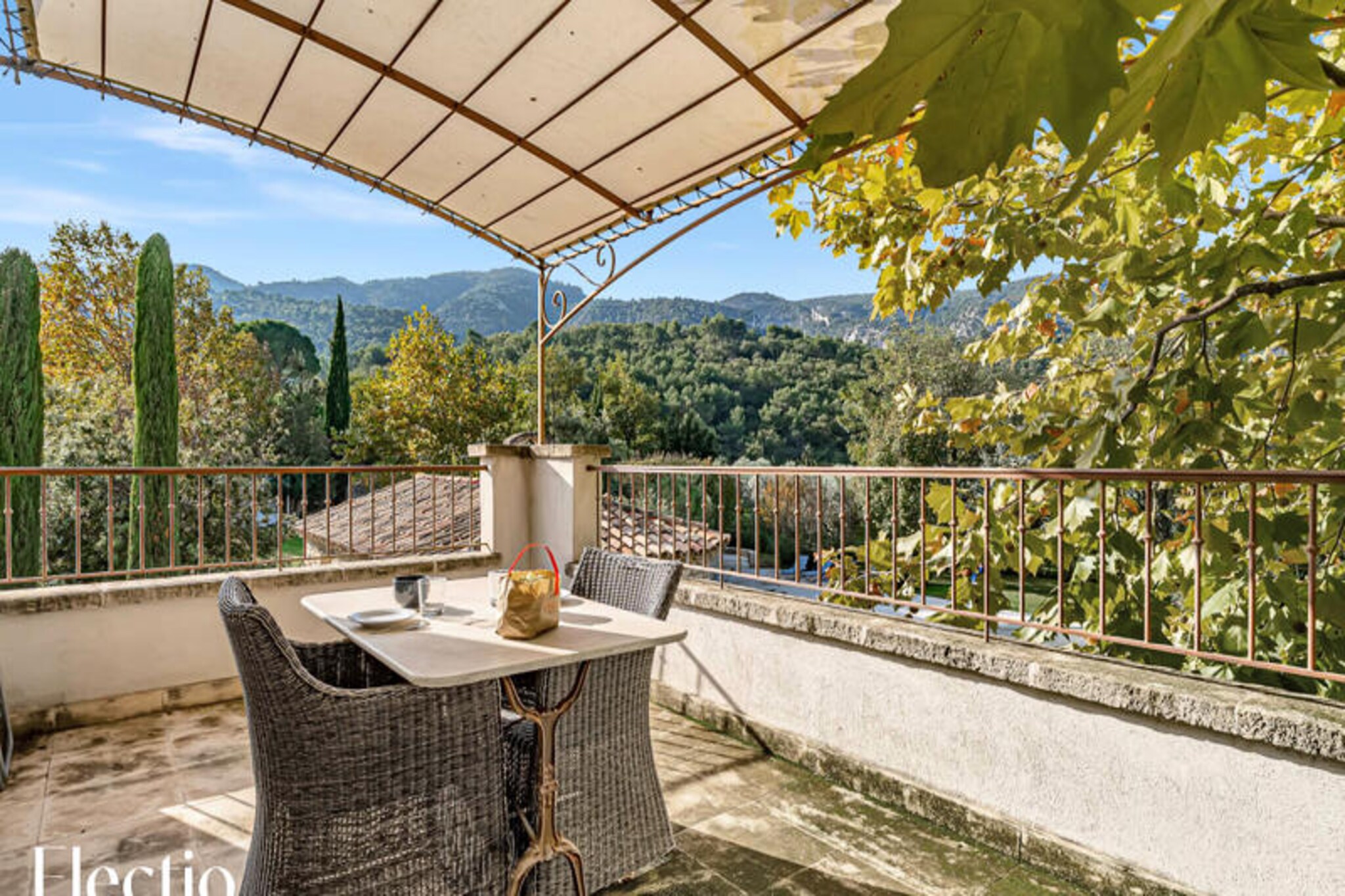 Apartment in Oppède with Heated Pool