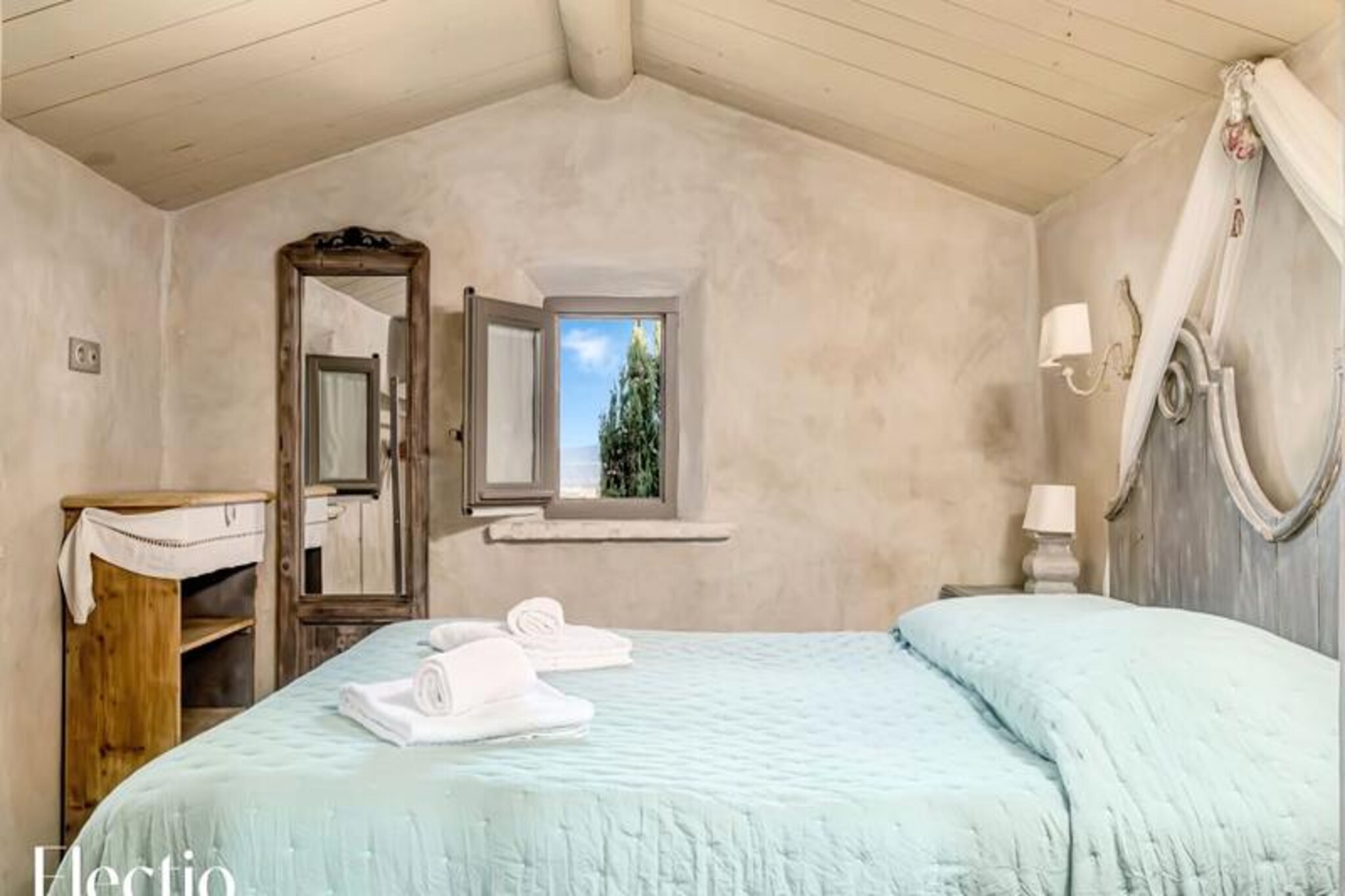 In the heart of the enchanting Luberon Regional Park, this charming apartment offers a serene escape in the picturesque village of Oppéde. Surrounded by the vibrant hues of lavender fields and the timeless beauty of olive groves, this residence invites you to experience the authentic Provençal lifestyle. With its peaceful atmosphere and stunning views of the Luberon hills, it’s the perfect retreat for couples seeking a romantic getaway or solo travelers in search of tranquility.
This 28 m² apartment, located on the first floor of the Les Petitons residence, is thoughtfully designed to provide both comfort and charm. The living room, with its cozy sofa and oval dining table, creates a welcoming space to relax or share meals. The fully equipped kitchen includes modern appliances such as an induction hob, dishwasher, and espresso machine, ensuring all your culinary needs are met. The bedroom, adorned with light curtains and wooden furniture, exudes warmth and elegance, while the bathroom features a luxurious walk-in shower with a multi-jet column. Step out onto the private south-facing terrace, where you can enjoy al fresco dining under a pergola, taking in the breathtaking views of the Luberon and the residence’s heated swimming pool.
The residence itself is a haven of Provençal charm, with its Mediterranean garden filled with fragrant lavender, century-old olive trees, and shaded pergolas. The heated swimming pool, open seasonally, offers a refreshing escape, while the surrounding landscape invites exploration of the region’s natural beauty. Nearby, the medieval village of Oppéde-le-Vieux beckons with its cobblestone streets, historic architecture, and local artisan shops.
Whether you’re savoring a glass of wine on your terrace, wandering through the vibrant markets of Provence, or simply unwinding by the pool, this residence promises an unforgettable stay. Discover the essence of Provence, where every moment is infused with beauty, relaxation, and the art of living.