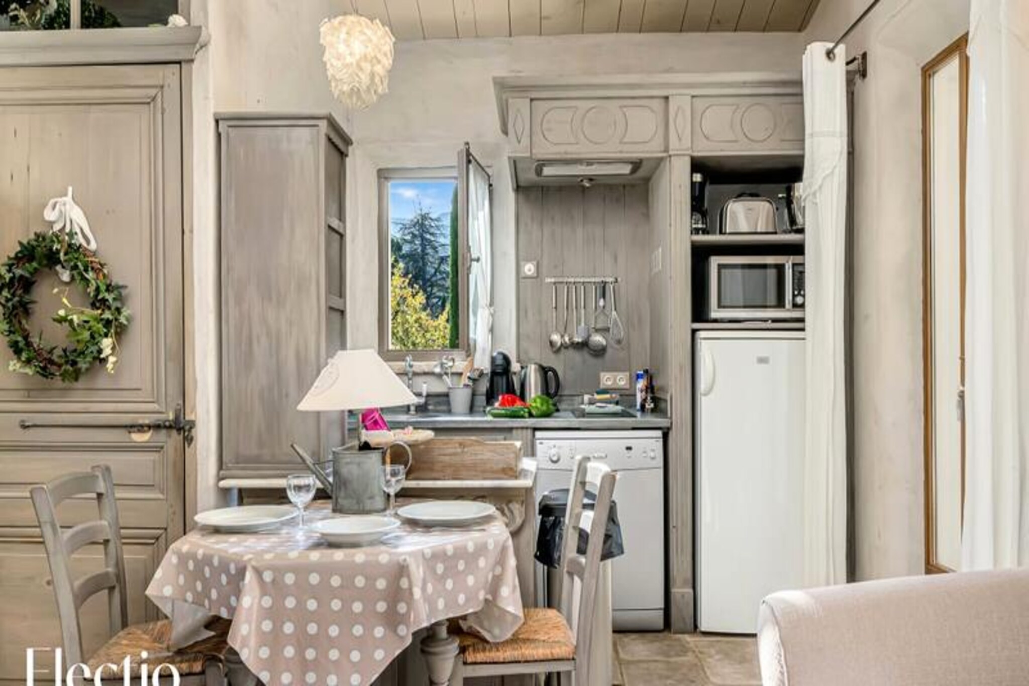 Apartment in Oppède with Heated Pool