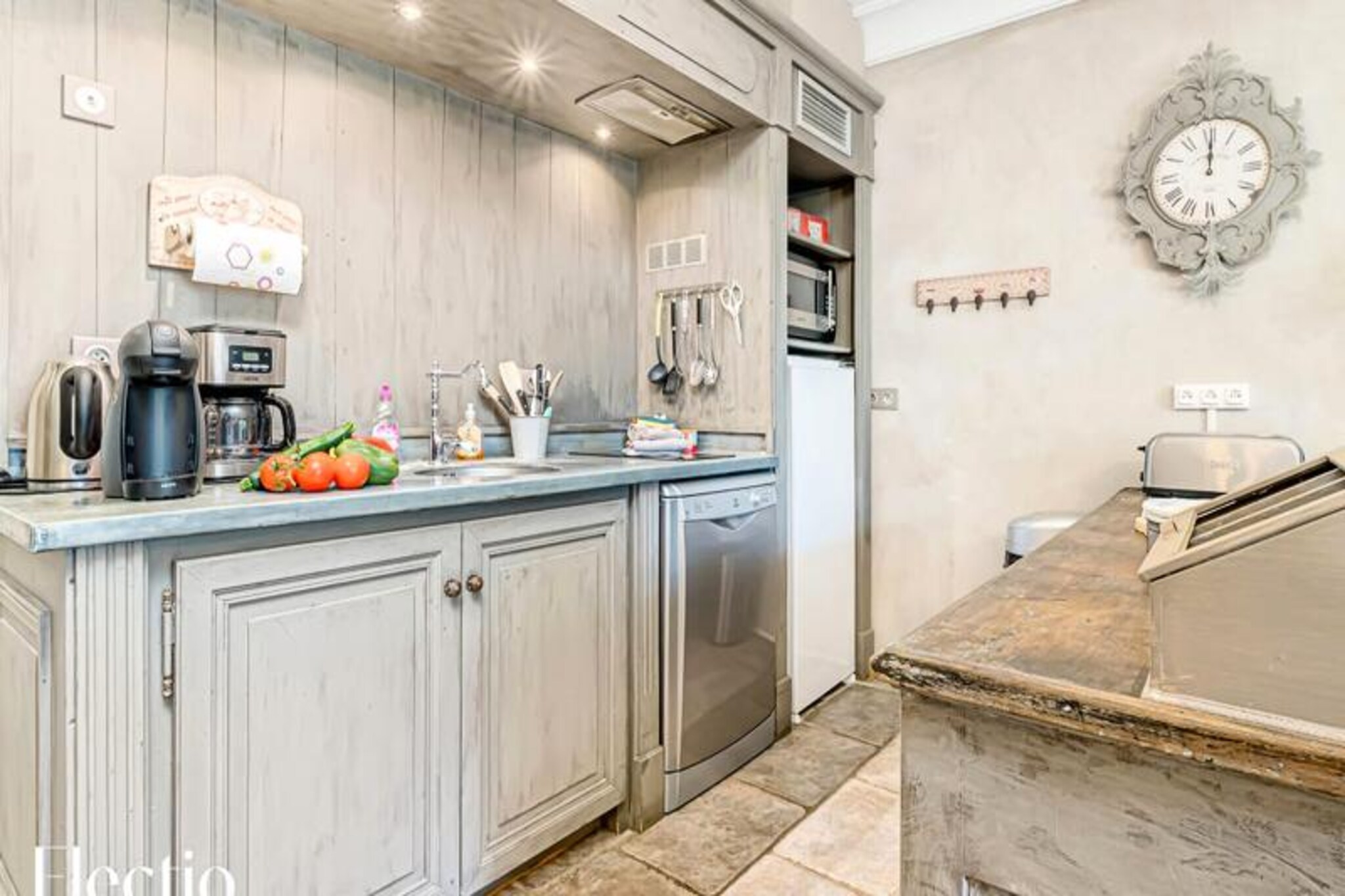 Apartment in Oppéde with Heated Pool