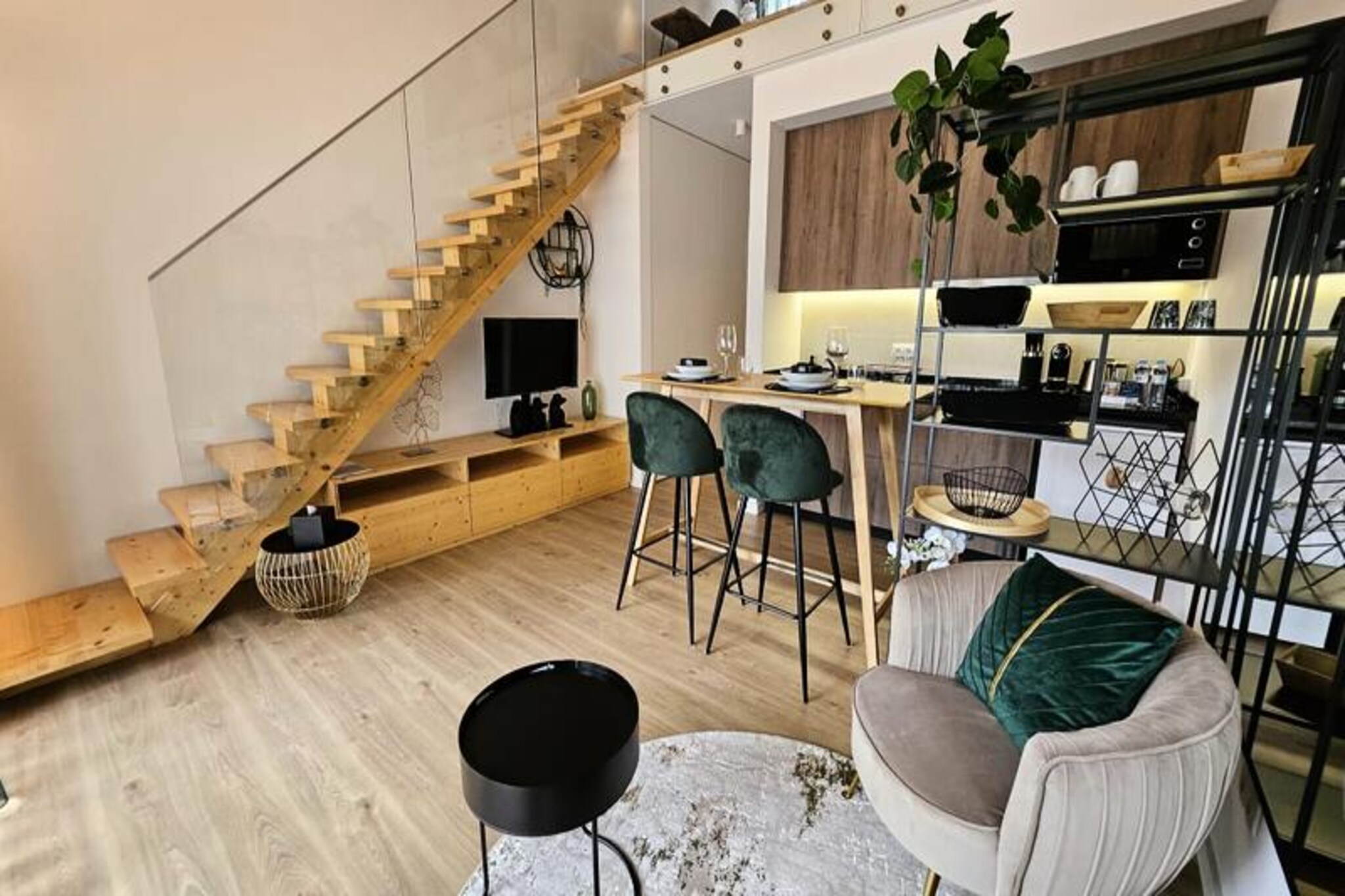 In the heart of Portugal, where modern convenience meets coastal charm, MARINHA GRANDE APARTAMENTOS offers a serene retreat for business travelers, remote workers, and leisure seekers alike. With its prime location, just a 10-minute drive from the golden beaches of the Costa da Prata and a short distance from Leiria, this property is the perfect gateway to explore the vibrant cities of Porto and Lisbon or the picturesque coastline stretching from Aveiro to Torres Vedras. For nature enthusiasts, the region’s extensive cycle paths promise endless adventures amidst lush landscapes. 
 
 The GREEN LOFT No. 6 apartment is a haven of comfort and style. Spread across two levels, it features a welcoming entrance hall with ample storage, a fully equipped kitchen with modern appliances, and a cozy living room complete with a dining area and entertainment options like cable TV, Netflix, and YouTube. Upstairs, the luxurious bedroom boasts a 180 cm wide bed, an office nook, and a private bathroom with a sleek shower. Thoughtful touches like electric blinds, air conditioning, and high-speed Wi-Fi ensure a seamless stay. The private terrace invites you to unwind, while the smart lock system provides hassle-free access. 
 
 Guests can enjoy exclusive amenities, including a sparkling swimming pool, a fitness room, and a secure garage with a Tesla charger available for an additional fee. Weekly cleaning and fresh linens are included for stays exceeding one week, ensuring a worry-free experience. Whether you’re here to work, relax, or explore, MARINHA GRANDE APARTAMENTOS offers the perfect blend of luxury and practicality. Discover the best of Portugal from this central and tranquil base.