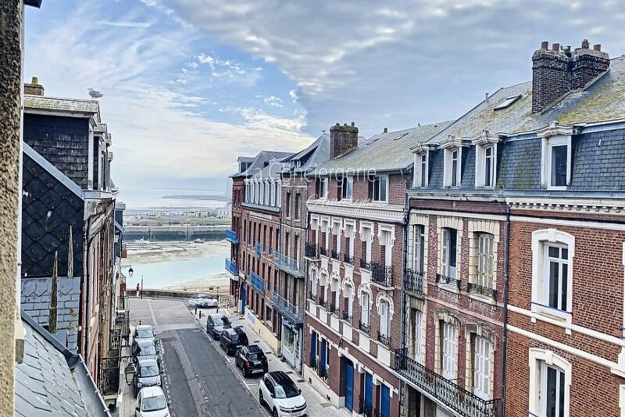 Feel the invigorating sea breeze and immerse yourself in the charm of Le Tréport, a coastal gem nestled against the tallest chalk cliffs in Europe. This picturesque destination offers a perfect blend of relaxation, discovery, and unforgettable moments with loved ones. Whether you're strolling along the harbor, exploring the vibrant town, or taking the iconic funicular up to the breathtaking terraces, every corner of Le Tréport invites you to experience its unique allure. The funicular, a marvel of engineering, reconnects the lower town to the cliffs, offering panoramic views that will leave you in awe. 
 
 This cozy retreat is thoughtfully designed to make your stay as comfortable as possible. The bedroom features a plush double bed and a bunk bed, ideal for families or groups. A modern bathroom with a spacious shower ensures a refreshing start to your day. The bright living room, complete with a sofa bed, television, and dining area, is perfect for unwinding after a day of exploration. For families with little ones, a crib is also available. The open-plan kitchen is fully equipped with all the essentials, including a refrigerator, stovetop, microwave, and coffee maker, making it easy to prepare your favorite meals. 
 
 Located just steps from shops, restaurants, and the beach, this property is perfectly situated for convenience and adventure. Take a leisurely walk to the port, enjoy the local cuisine, or try your luck at the nearby casino. With quick access to the train station and the funicular, you can easily explore the stunning cliffs and terraces that define this enchanting region. 
 
 Whether you're seeking a romantic getaway, a family vacation, or a trip with friends, this accommodation offers the perfect combination of comfort, location, and ambiance. Book now and create unforgettable memories in the heart of Le Tréport!