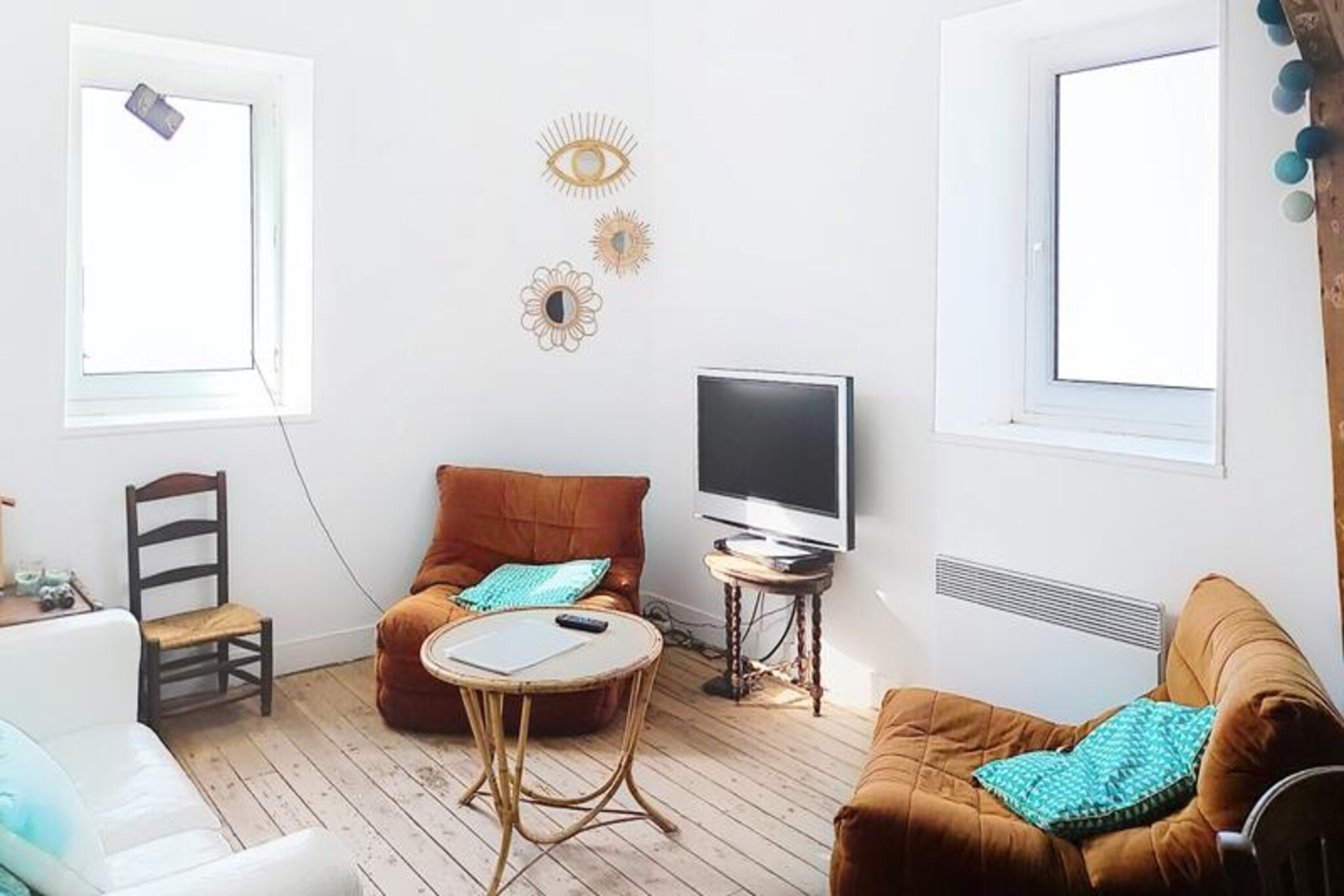 High above the picturesque seaside village of Ault, this charming third-floor apartment offers an unparalleled escape with breathtaking views over the Baie de Somme. As you ascend the stairs, each step brings you closer to a panorama that will leave you speechless—a perfect retreat for those seeking tranquility and inspiration by the sea. The effort is rewarded with an unforgettable vista that stretches across the horizon, blending the dramatic cliffs with the serene waters below. 
 
 Inside, the apartment is designed for both comfort and style. A spacious and sunlit living room invites you to relax on the cozy sofa or enjoy meals at the dining table while gazing out at the ever-changing seascape. The fully equipped kitchen is perfect for preparing fresh, local delicacies, offering a view that makes every cooking experience a delight. Two generously sized bedrooms with plush double beds provide a restful haven after a day of exploration, while the modern shower room ensures convenience and ease. For added comfort, linen rental is available to make your stay completely stress-free.
 
 Nestled in the heart of Ault, this apartment places you at the gateway to the Baie de Somme, a region celebrated for its natural beauty and authenticity. Wander through the charming streets of Onival and Bois de Cise, or explore the wild beaches and towering cliffs that define this unique coastline. Whether you’re strolling along the shore or discovering hidden trails, the area offers endless opportunities for adventure and relaxation.
 
 Perfect for couples, families, or friends, this idyllic getaway combines the charm of a historic seaside village with the comforts of modern living. Book your stay today and experience the magic of Ault—a true gem of the French coastline.