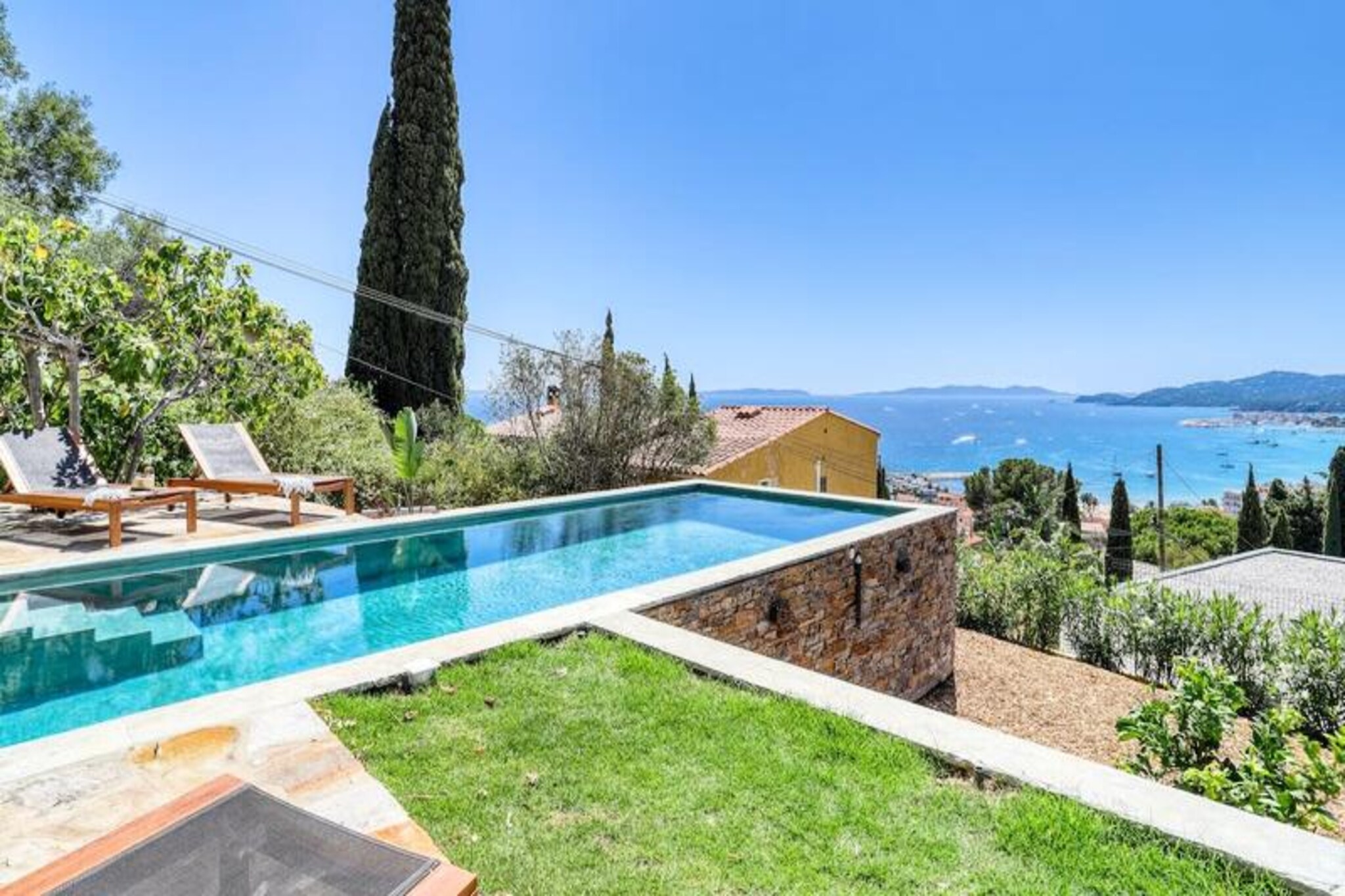Villa in Le Lavandou with Sea View Pool