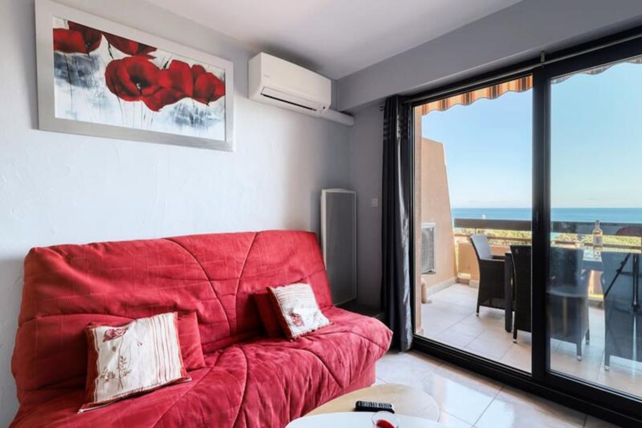 Imagine waking up to the gentle sound of waves and the shimmering expanse of the Mediterranean stretching before you. This charming one-bedroom apartment offers a serene escape with an exceptional sea view that will leave you breathless. Located near the idyllic Saint-Clair beach, it combines modern comfort with the natural beauty of the Côte d'Azur, creating the perfect setting for a memorable vacation. Whether you’re sipping coffee on the terrace or enjoying the cool breeze from the air conditioning, every moment here feels like a retreat into paradise.
Inside, the apartment is thoughtfully designed for relaxation and convenience. The fully equipped kitchen invites you to prepare delightful meals, while the washing machine and dishwasher make daily tasks effortless. Towels and linens are provided, with beds made upon arrival for your comfort. The terrace, complete with an awning, is the ideal spot to unwind after a day of exploring, offering panoramic views that capture the essence of coastal living. Private parking ensures ease of access, making your stay as stress-free as possible.
Just steps away, Saint-Clair beach awaits with its fine white sand and crystal-clear waters. Known as \
