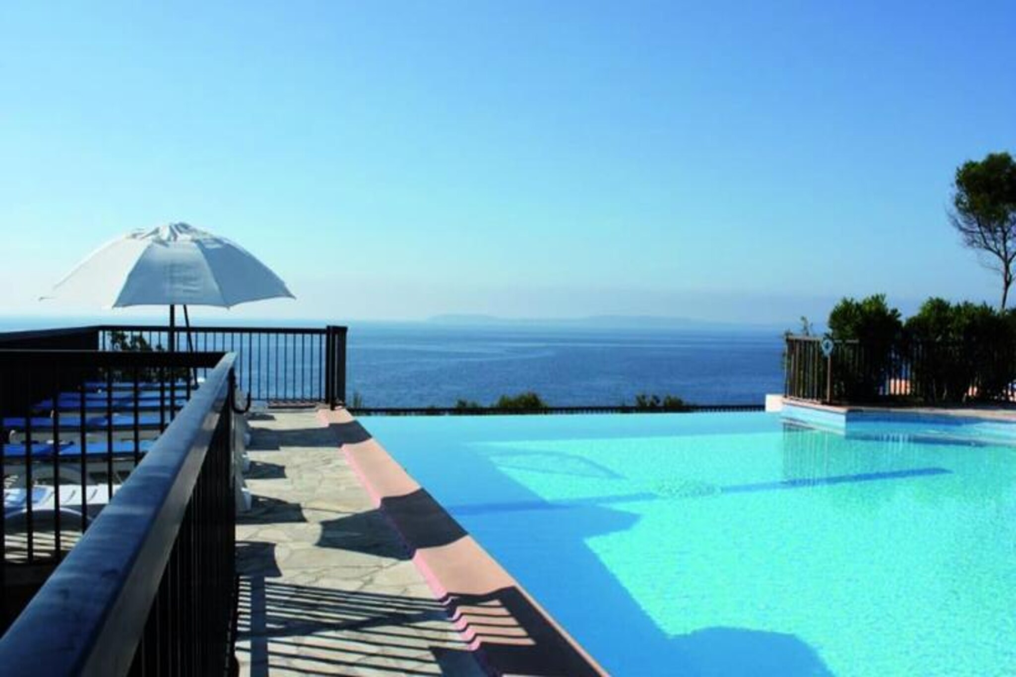 Apartment in Pramousquier with Beach Access