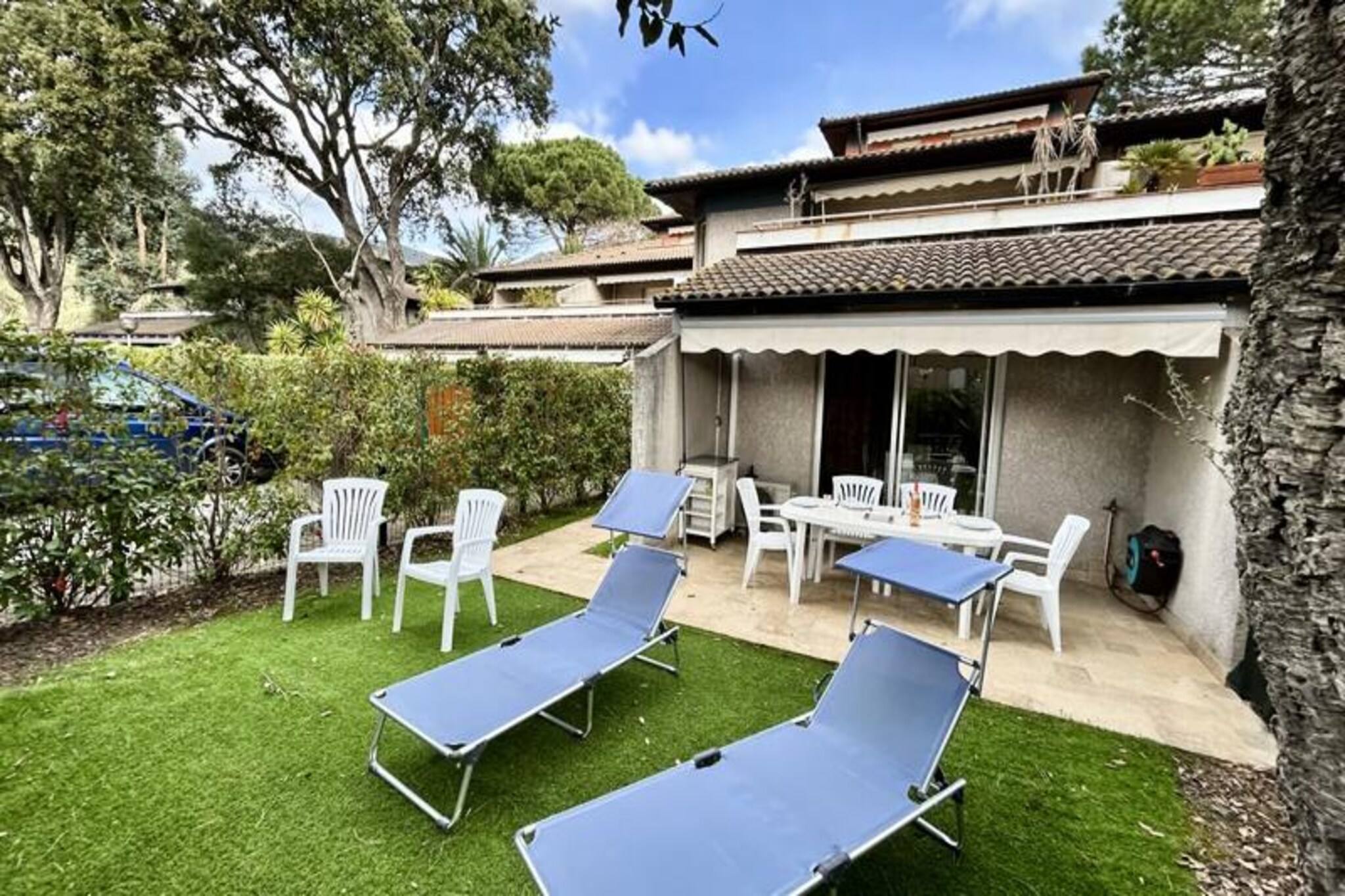 Just a short drive from the glamour of St-Tropez and the charm of Le Lavandou, this delightful garden-level apartment in Cavalière invites you to experience the best of the French Riviera. Imagine waking up to the gentle Mediterranean breeze, enjoying your morning coffee in a private 65 m² garden, and strolling to the golden sands of the beach in under 10 minutes. This serene retreat is perfect for those seeking a blend of relaxation and adventure in a sun-soaked coastal paradise. 
 
 Step inside this 35 m² haven, thoughtfully designed for up to 4 guests (with a total capacity of 6). The air-conditioned living area is bathed in natural light and equipped with a Smart TV and free Wi-Fi, ensuring both comfort and connectivity. The fully equipped kitchen invites you to prepare delicious meals, while the spacious bedroom with a luxurious 160 cm double bed guarantees restful nights. A modern bathroom with a water-saving shower and a separate toilet add to the convenience. Outside, the garden terrace becomes your private oasis, complete with a griddle and deckchairs, perfect for al fresco dining or soaking up the sun. 
 
 With private parking, access to a nearby swimming pool, and a tennis club just a 2-minute walk away, everything you need is at your fingertips. Pets are welcome too, making this an ideal getaway for the whole family. Whether you're exploring the vibrant markets of Cavalière, hiking coastal trails, or simply unwinding by the sea, this apartment offers a perfect base for unforgettable Mediterranean memories.