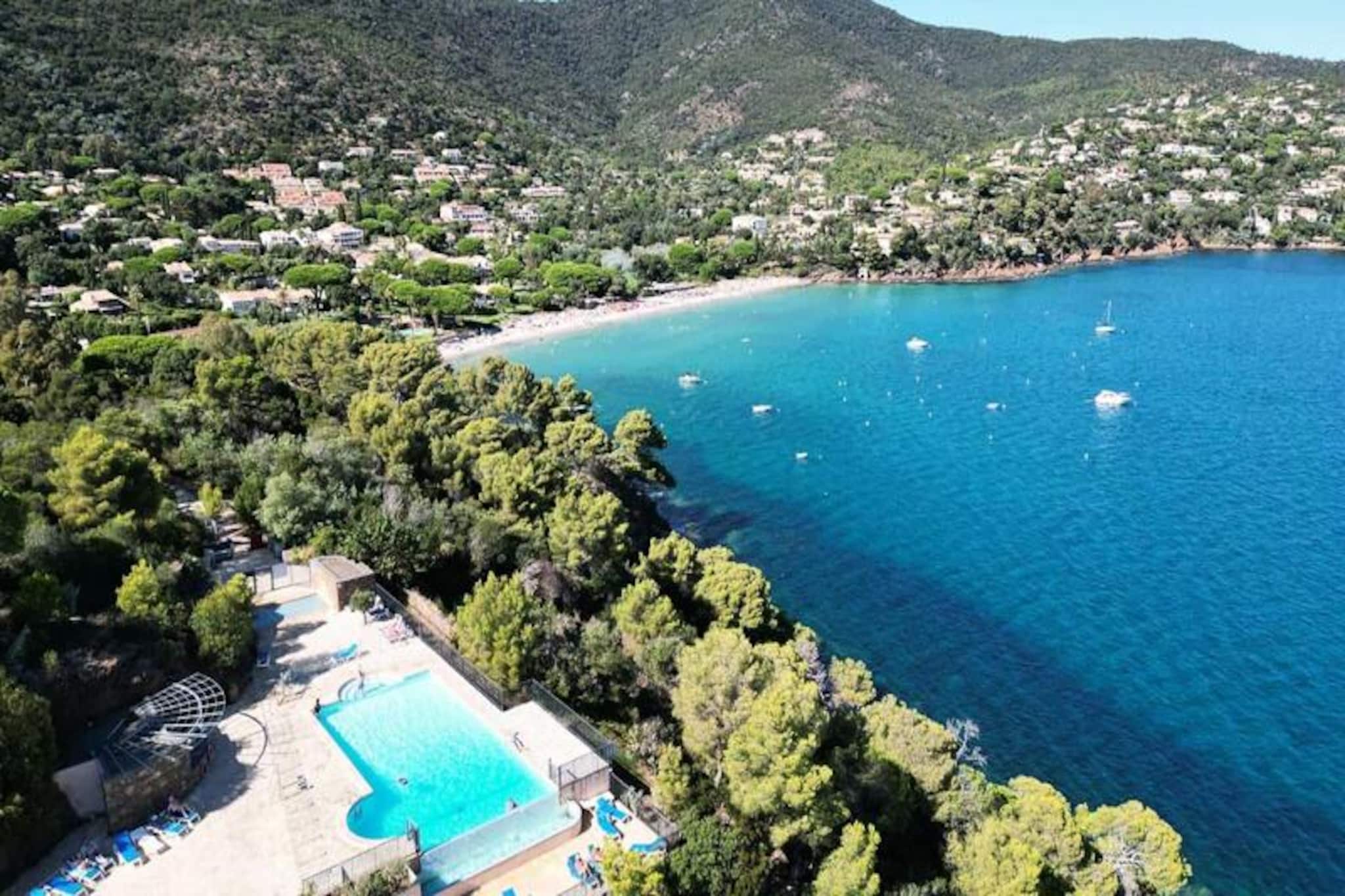 In the heart of a lush 10-hectare private estate in Pramousquier, this beautifully renovated one-bedroom apartment offers a serene escape by the Mediterranean. Surrounded by pine trees and fragrant coastal flora, the estate is entirely pedestrianized, ensuring peace and safety for all guests. Imagine waking up to the sound of waves and enjoying direct access to a pristine beach just steps away. The heated swimming pool, with its panoramic sea views, invites you to unwind and soak in the tranquil atmosphere of the Côte d'Azur.
This 25m² apartment is thoughtfully designed to accommodate up to five guests. The cozy bedroom features a double bed and a bunk bed, while the living room includes a comfortable sofa bed and a television for relaxing evenings. The fully equipped kitchen boasts modern appliances such as a microwave, dishwasher, Tassimo coffee machine, and toaster, making it easy to prepare meals. The apartment also provides bed linen, towels, and essential amenities for a hassle-free stay.
Step out onto the spacious terrace, where a barbecue and deckchairs await for al fresco dining or simply basking in the sun. The estate offers a variety of activities, including sports fields, pétanque, table tennis, a children's playground, and bicycle rentals. For added convenience, residents have access to a laundry room and a bread/pastry ordering service at the reception. Free parking is also available within the estate.
Whether you’re seeking relaxation by the pool, adventures along the Mediterranean coast, or quality time with loved ones, this charming retreat in La Pinède estate promises an unforgettable holiday experience. Let the beauty of the French Riviera captivate you as you create cherished memories in this idyllic setting.