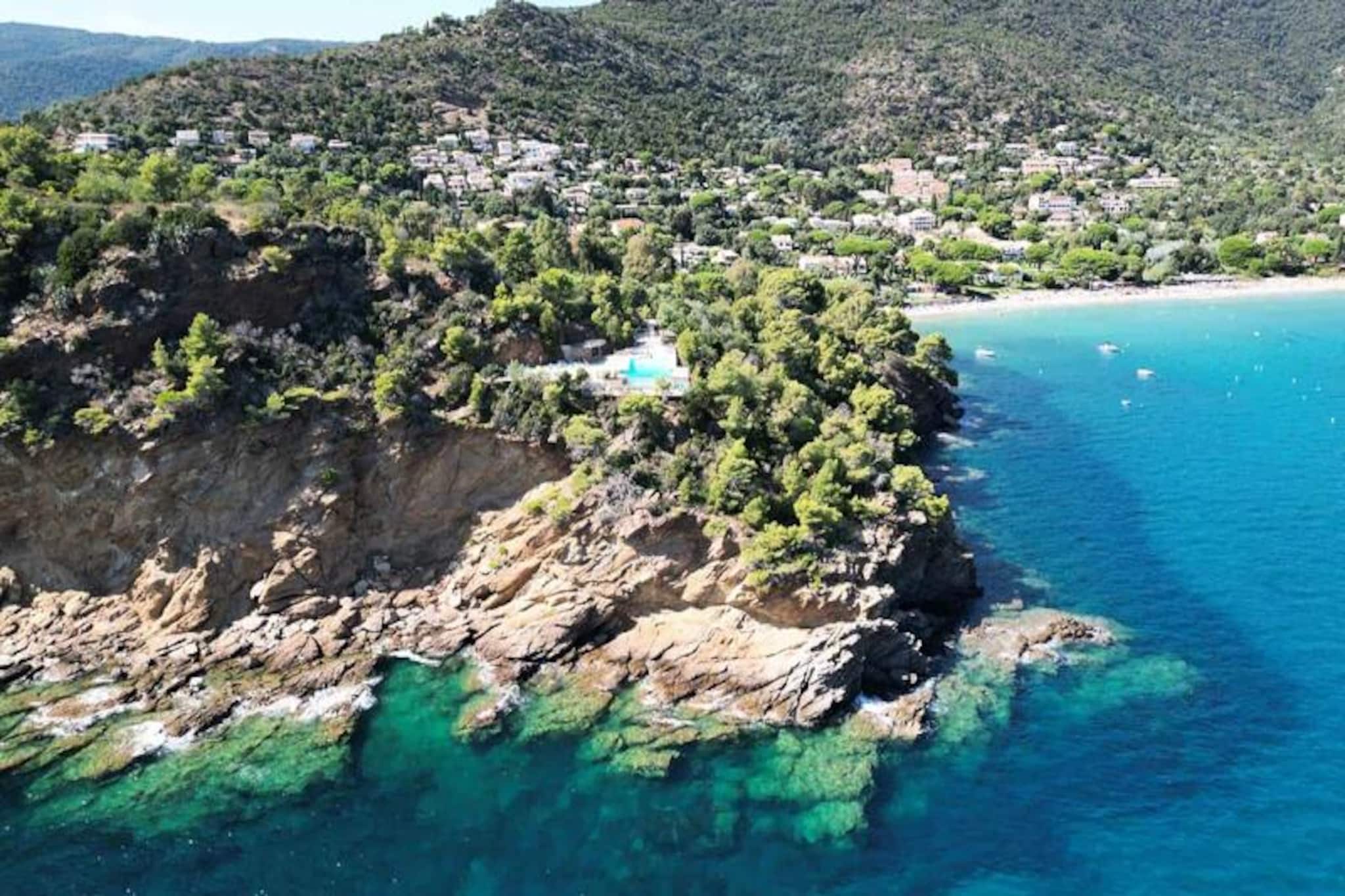 Apartment in Pramousquier with Beach Access