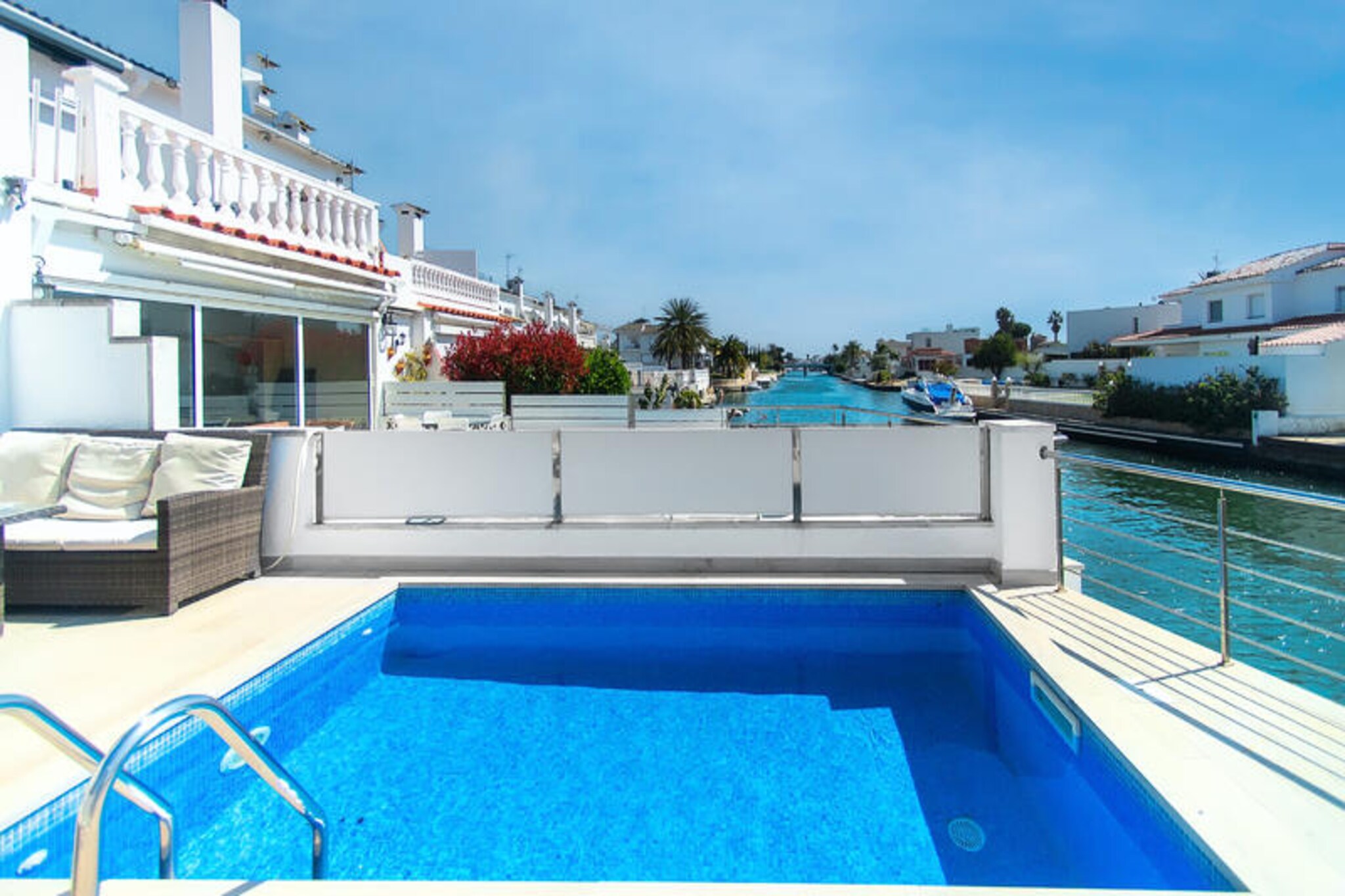 House in Empuriabrava with Canal Views