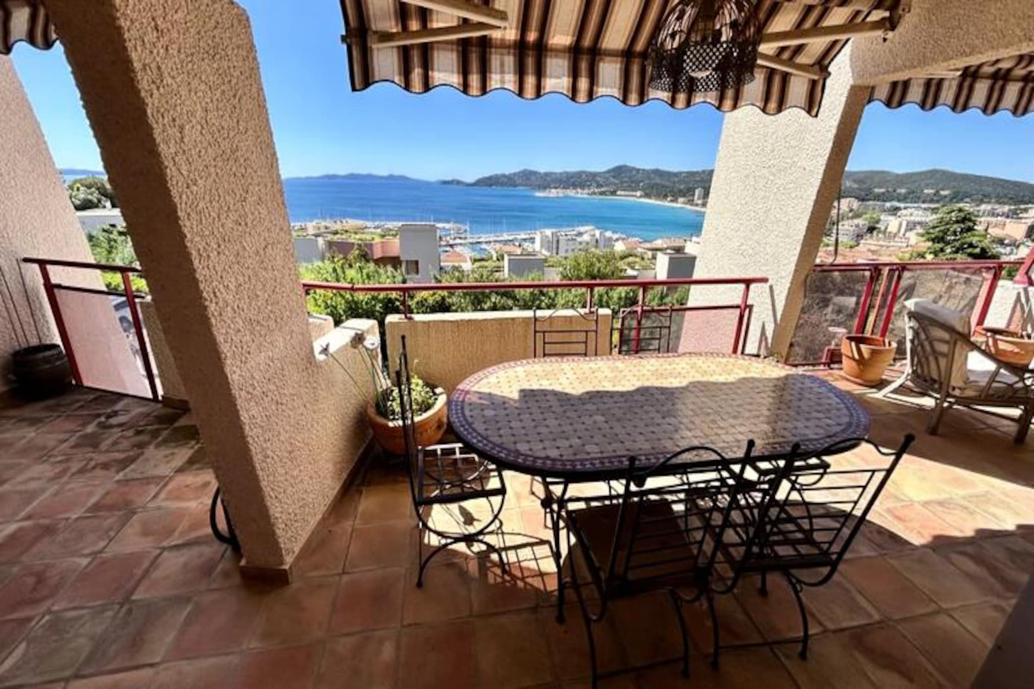 Overlooking the shimmering Mediterranean, this spacious apartment offers a unique retreat filled with charm and character. Located just steps from the town center and local shops, it combines vintage allure with modern comforts. Imagine starting your mornings on the expansive 26m² terrace, soaking in the sea view as the sun rises, or enjoying a leisurely evening meal under the stars. The residence also features a swimming pool, open from June to September, perfect for cooling off after a day of exploring the vibrant surroundings.
Inside, the apartment exudes a warm, Pagnol-inspired atmosphere with its antique bar, traditional fireplace, and authentic card table. The decor, rich in character, offers a refreshing departure from standard accommodations, making it ideal for those seeking a truly unique experience. The fully equipped kitchen ensures you can prepare meals with ease, while air conditioning guarantees comfort during the warm summer months. With two main bedrooms and a convertible sofa bed in a third room, the space is perfect for four guests but can accommodate up to six.
The location is unbeatable. Whether you’re strolling to the nearby shops, exploring the local beaches, or simply relaxing by the pool, everything you need is within reach. This apartment is more than just a place to stay; it’s a gateway to the Mediterranean lifestyle, offering unforgettable moments and a true sense of escape. Perfect for families, friends, or couples, it’s a haven of tranquility and charm, waiting to welcome you.