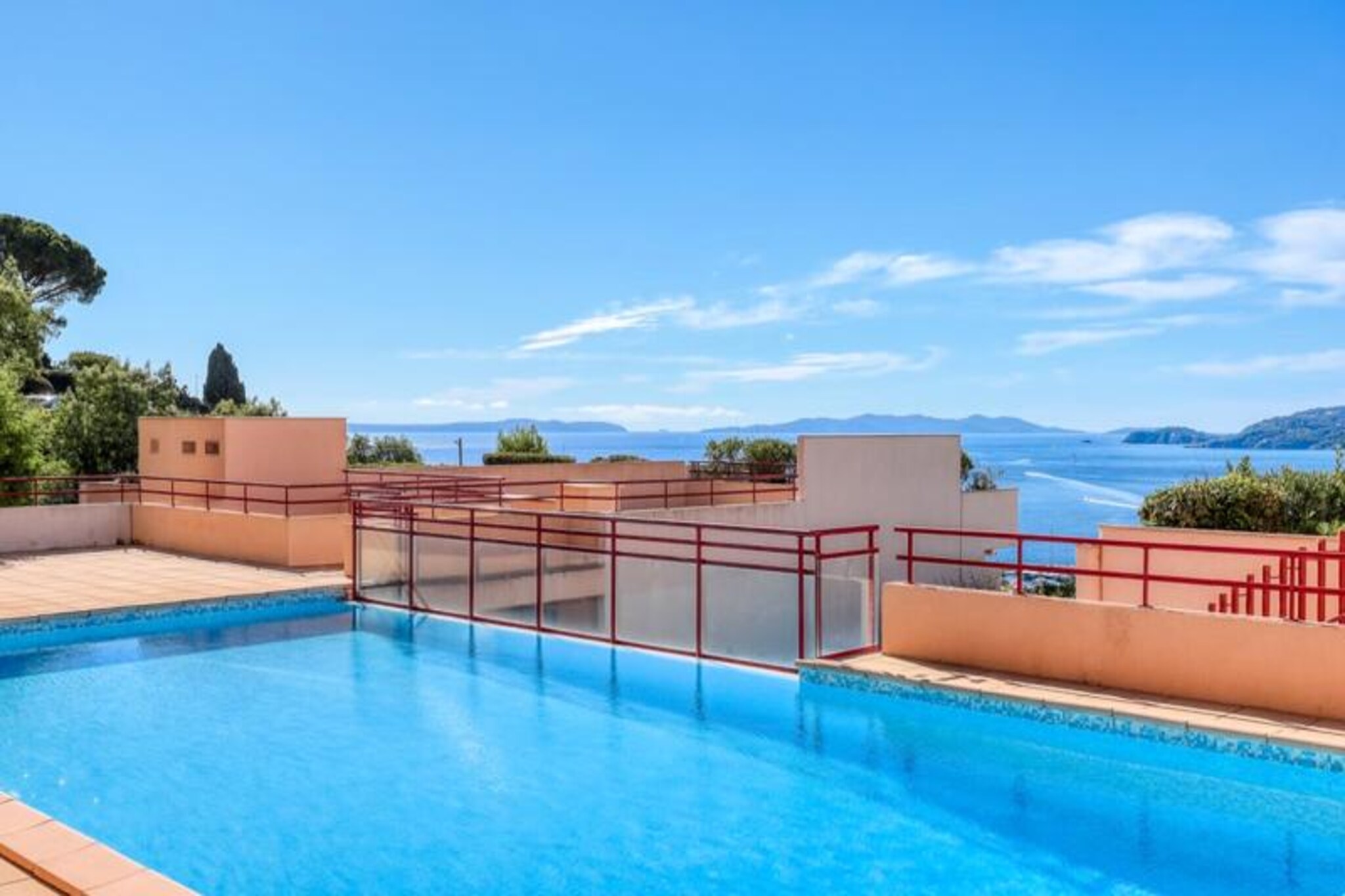 Apartment with Sea View and Pool Charm