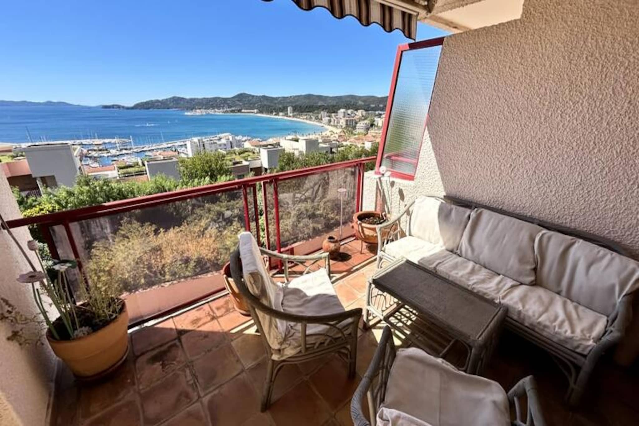 Apartment with Sea View and Pool Charm