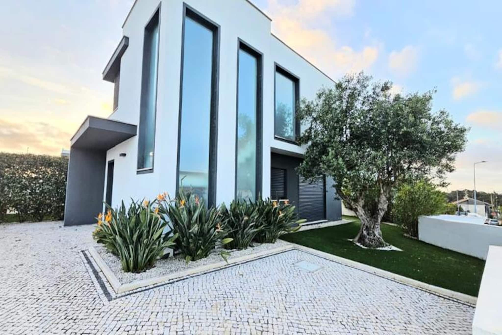 Villa near Foz do Arelho with Pool