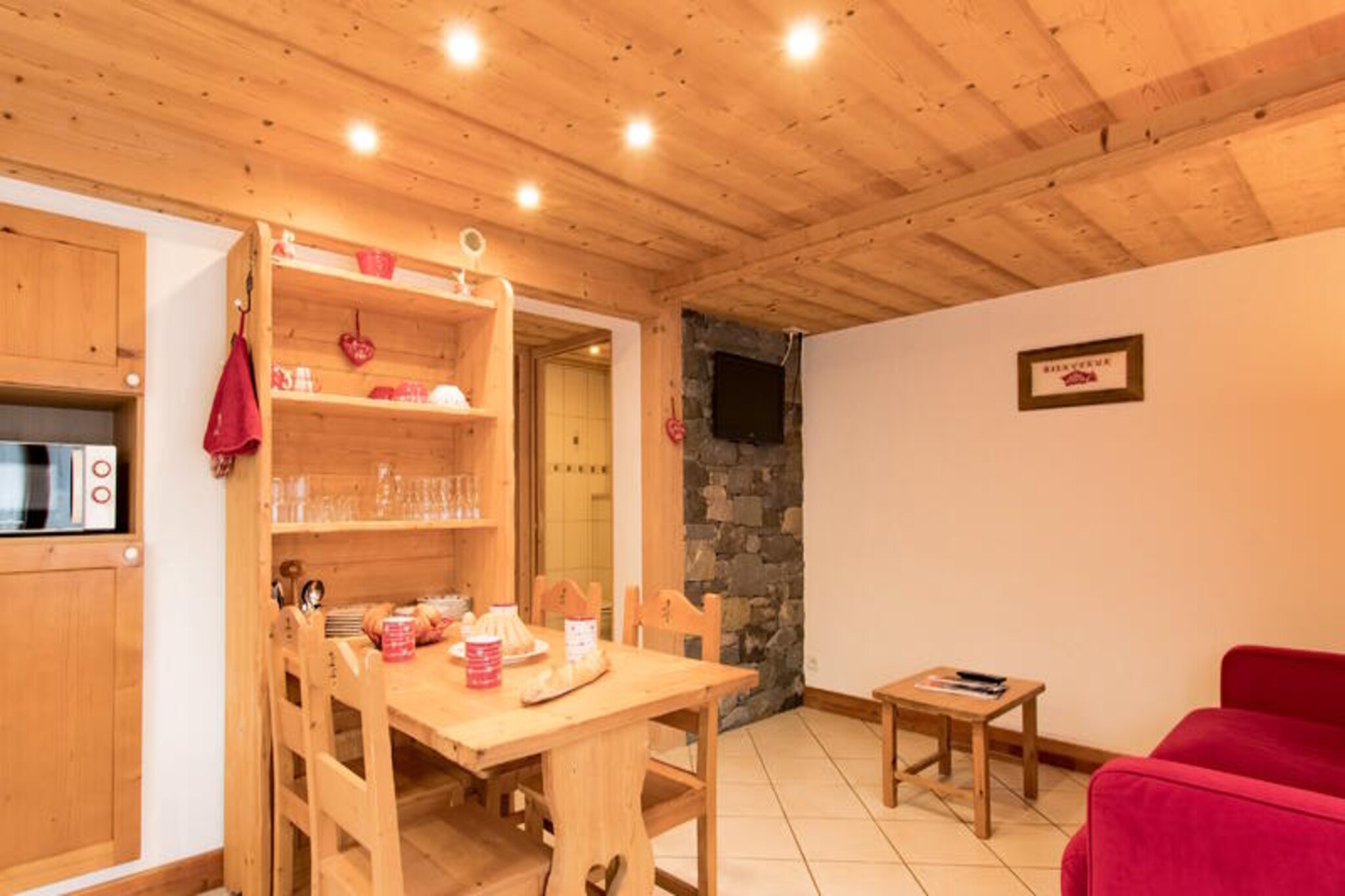 2 Rooms for 4 People