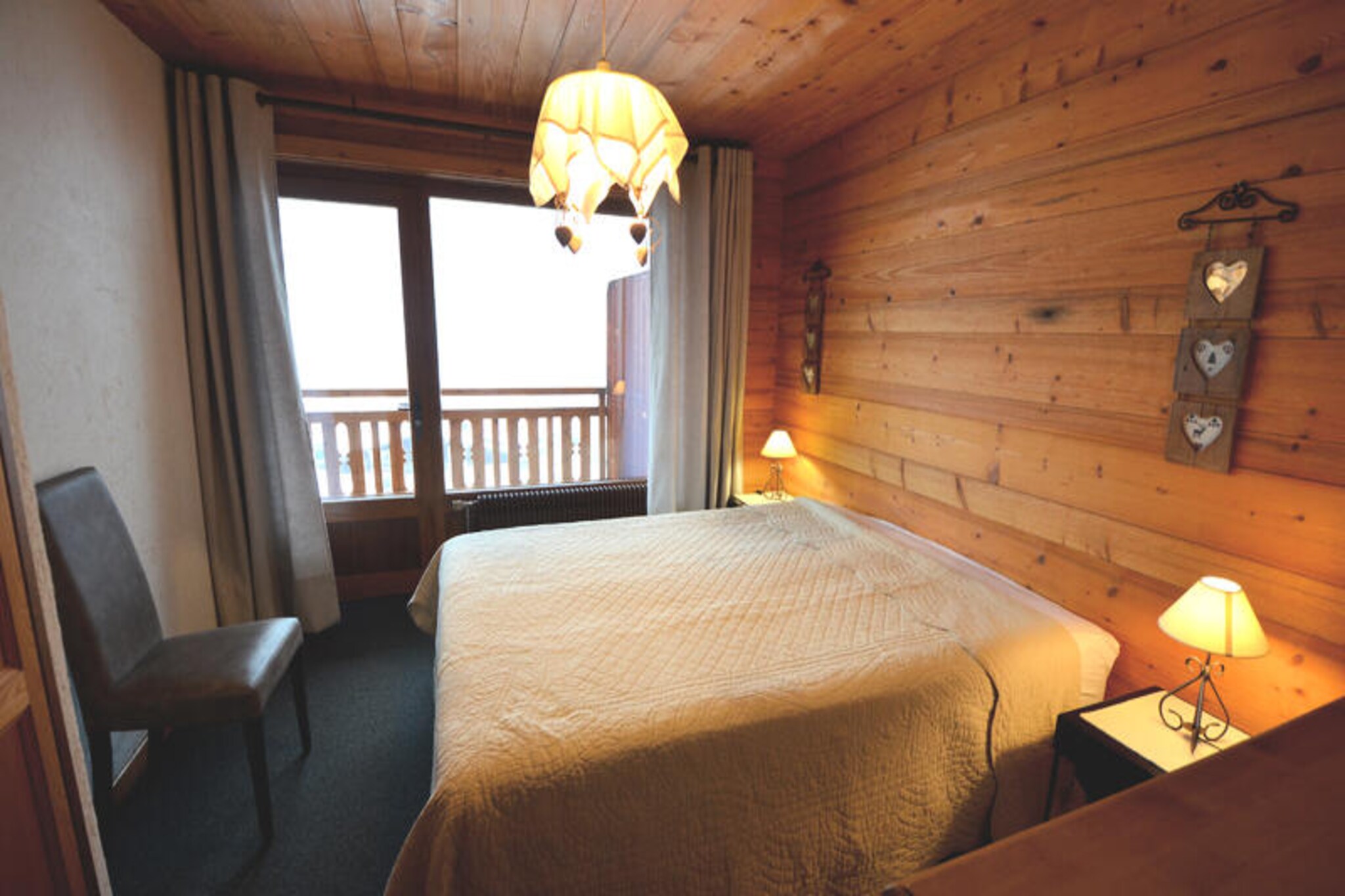 At the edge of the charming Villeneuve area in Grand-Bornand Village, this cozy apartment offers a delightful retreat for those seeking alpine tranquility and adventure. With its south-facing aspect, the property is bathed in natural light, creating a warm and inviting atmosphere perfect for unwinding after a day of exploration. Whether you’re visiting in winter for the snow-covered slopes or in summer for lush green trails, this apartment is a gateway to the beauty of the French Alps.
Spanning 52m², the apartment comfortably accommodates up to five guests. The thoughtfully designed layout includes a bright living space and a fully equipped kitchen, making it ideal for family meals or quiet evenings in. Outdoor parking ensures convenience, while the proximity to the free shuttle stop just 150 meters away makes getting around effortless. Please note that linens and towels are available for rent, and cleaning services can be arranged prior to arrival for added ease.
Located just 400 meters from the center of Grand-Bornand Village, you’ll find local shops, restaurants, and charming streets to explore. The downhill ski slopes are only 1100 meters away, offering thrilling runs for all skill levels, while the cross-country trails are a mere 700 meters from your doorstep. The surrounding area is rich with opportunities for hiking, cycling, and soaking in breathtaking mountain views.
Whether you’re here for an active holiday or a peaceful escape, this apartment combines comfort, convenience, and the allure of the Alps. Create unforgettable memories in a setting that perfectly balances relaxation and adventure.