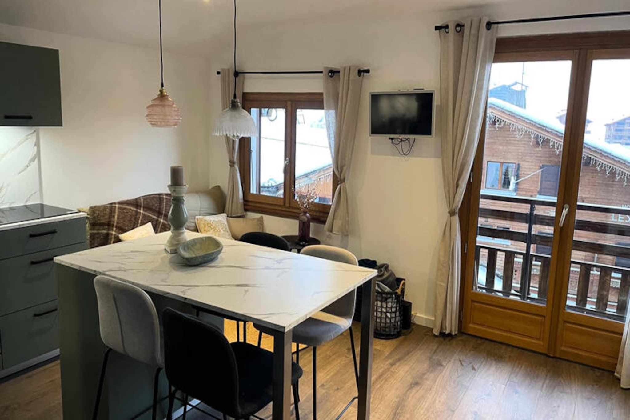 2 Rooms for 3 People