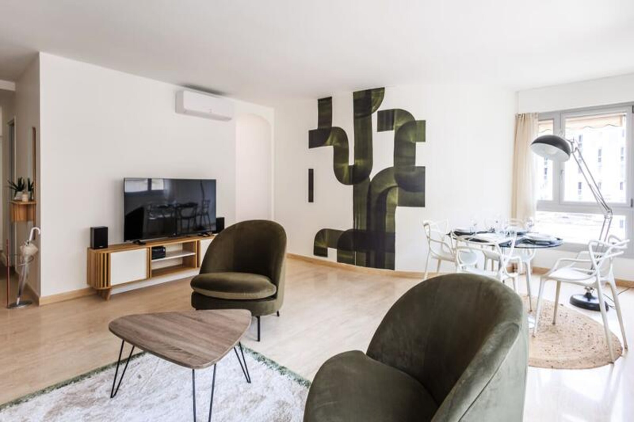 Step into the heart of Avignon and experience the charm of this beautifully renovated 80 m² apartment, perfectly situated to immerse yourself in the city's rich history and vibrant culture. From the moment you arrive, the breathtaking views of the opera house and the lively Place de l'Horloge from your private terrace will captivate you, offering an ideal setting for relaxation and unforgettable moments with loved ones. Whether you're here for a romantic getaway or a family retreat, this elegant space welcomes up to four guests with warmth and sophistication.
Inside, the apartment boasts a thoughtfully designed layout, featuring a cozy living room with a lounge and dining area, two spacious bedrooms—one with a 160cm bed and another with a king-size bed that can be converted into two singles—and a fully equipped kitchen with modern appliances, including a barbecue, coffee maker, and dishwasher. The bathroom is fitted with a sleek shower, and two separate toilets add convenience. Additional amenities such as air conditioning, Wi-Fi, a stereo system, and games for all ages ensure a comfortable and enjoyable stay. Private parking is also available, making your visit hassle-free.
Located within Avignon's historic city walls, this apartment places you just a two-minute walk from the iconic Palais des Papes and close to a myriad of attractions, theaters, and Provençal restaurants. Explore the city's cobblestone streets, discover its municipal museums, or savor local delicacies at nearby eateries. For those arriving by train, Avignon-Centre station is just a 10-minute walk away, while Avignon-Provence Airport is a 20-minute drive.
Whether you're visiting during the renowned Avignon Festival or simply seeking a serene escape in Provence, this apartment offers the perfect blend of comfort, convenience, and cultural immersion. Let the magic of Avignon unfold right at your doorstep.