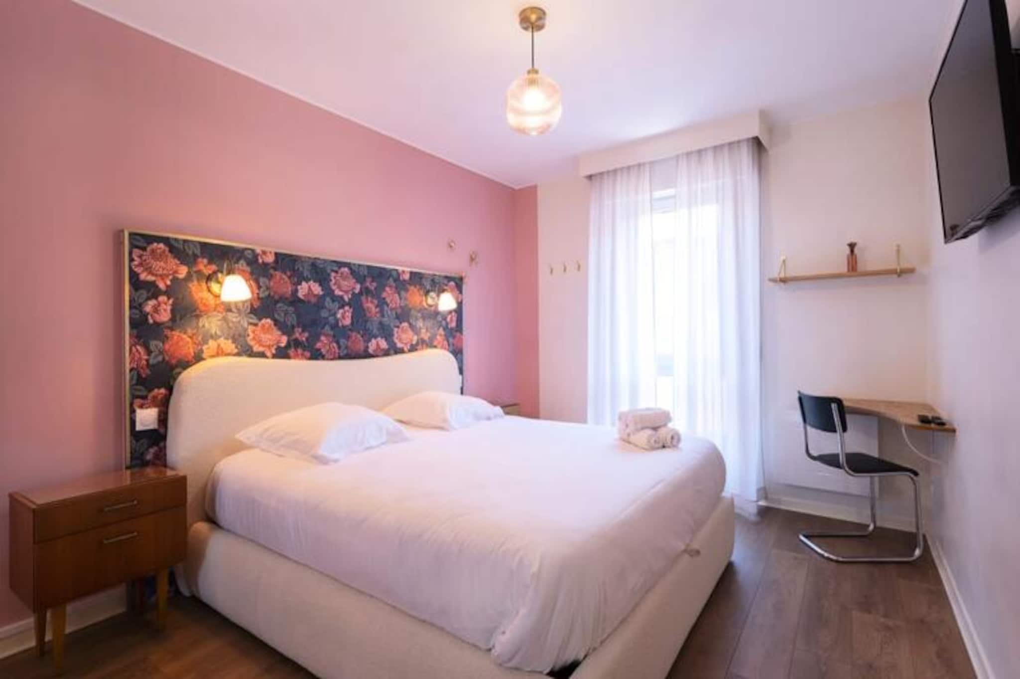 Welcome to the "Le Taison d'Or" apartment, a uniquely charming apartment with spacious rooms, completely renovated, located on an upper floor (with elevator) at the top of the legendary Rue Taison, a quiet and unmissable street in downtown Metz!

Located in a high-end, very secure residence with an elevator, the apartment combines elegance, comfort, and character. Perfect for a stay as a couple, with family, friends, or for business, it can accommodate up to 4 people in a warm and inviting setting. Despite its prime location in the city center, the apartment is very quiet and comfortable.

Ideally located just steps from the famous Place Saint-Louis, you'll be in the heart of the historic center: the majestic Saint-Étienne Cathedral, the charming independent boutiques of Rue Taison, restaurants, cafes, and local markets are all within easy reach, no car required. A complete immersion in the authentic and vibrant atmosphere of Metz awaits you!

The apartment has been tastefully decorated by the owners, in a style that subtly blends modernity with old-world charm. From the moment you arrive, you'll be captivated by its spaciousness, natural light, and high-quality furnishings.

The neighborhood is primarily made up of owner-occupiers who are attentive to the building's upkeep.

The apartment's added benefits:

• Private and independent access
• Secure underground parking with 2 private spaces (only for standard passenger vehicles – vans and campervans prohibited)
• Baby equipment: travel cot & high chair available on site
• Washing machine + dishwasher
• High-speed Wi-Fi

• • King-size bed in the bedroom and queen-size bed in the living room

• • Air conditioning (portable)

• Check-in from 4 pm (from 1 pm upon request)

• Check-out until 11 am (until 1 pm upon request)

• Beds made upon arrival with hotel-quality linens

⚠️ For a special occasion, treat yourself to an unforgettable stay! We offer birthday and romantic packages upon request, for a magical and unforgettable surprise.

Book now and let yourself be captivated by the unique atmosphere of Metz!

Kevin and the team

Security deposit (in euros) - 0.0