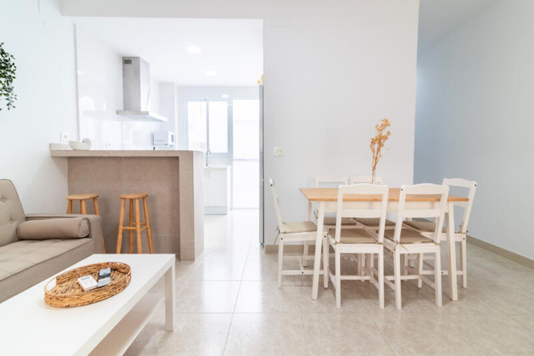 In the charming coastal town of Moncofar, this delightful villa offers the perfect retreat for families and couples seeking relaxation and comfort. With its inviting atmosphere and thoughtful amenities, the property promises a memorable stay just moments from the Mediterranean Sea. Imagine waking up to the gentle sea breeze and spending your days exploring the tranquil surroundings or simply unwinding in your private haven.
This 112-square-meter villa is designed to accommodate up to six guests, featuring three cozy bedrooms: one with a double bed, another with two single beds, and a third with a bunk bed. The open-plan American-style kitchen is fully equipped with modern appliances, including a refrigerator, oven, microwave, coffee maker, and more, making it easy to prepare delicious meals for your loved ones. The living room is a welcoming space with air conditioning and a heat pump, ensuring comfort in any season. Wi-Fi, a television, and an iron are also provided for your convenience, while the bathroom with a shower caters to all your needs.
Moncofar’s serene environment is ideal for those looking to disconnect and recharge. The villa’s terrace invites you to enjoy outdoor moments, whether it’s a quiet morning coffee or a relaxing evening under the stars. Please note that pets, smoking indoors, and groups of young people are not permitted, ensuring a peaceful and family-friendly atmosphere.
Located in a peaceful neighborhood, the villa is a short distance from the town’s beautiful beaches, local shops, and charming eateries. Whether you’re strolling along the shore, savoring fresh seafood, or exploring nearby attractions, Moncofar offers a blend of relaxation and discovery. This villa is your gateway to an unforgettable Mediterranean escape, where comfort and tranquility come together seamlessly.