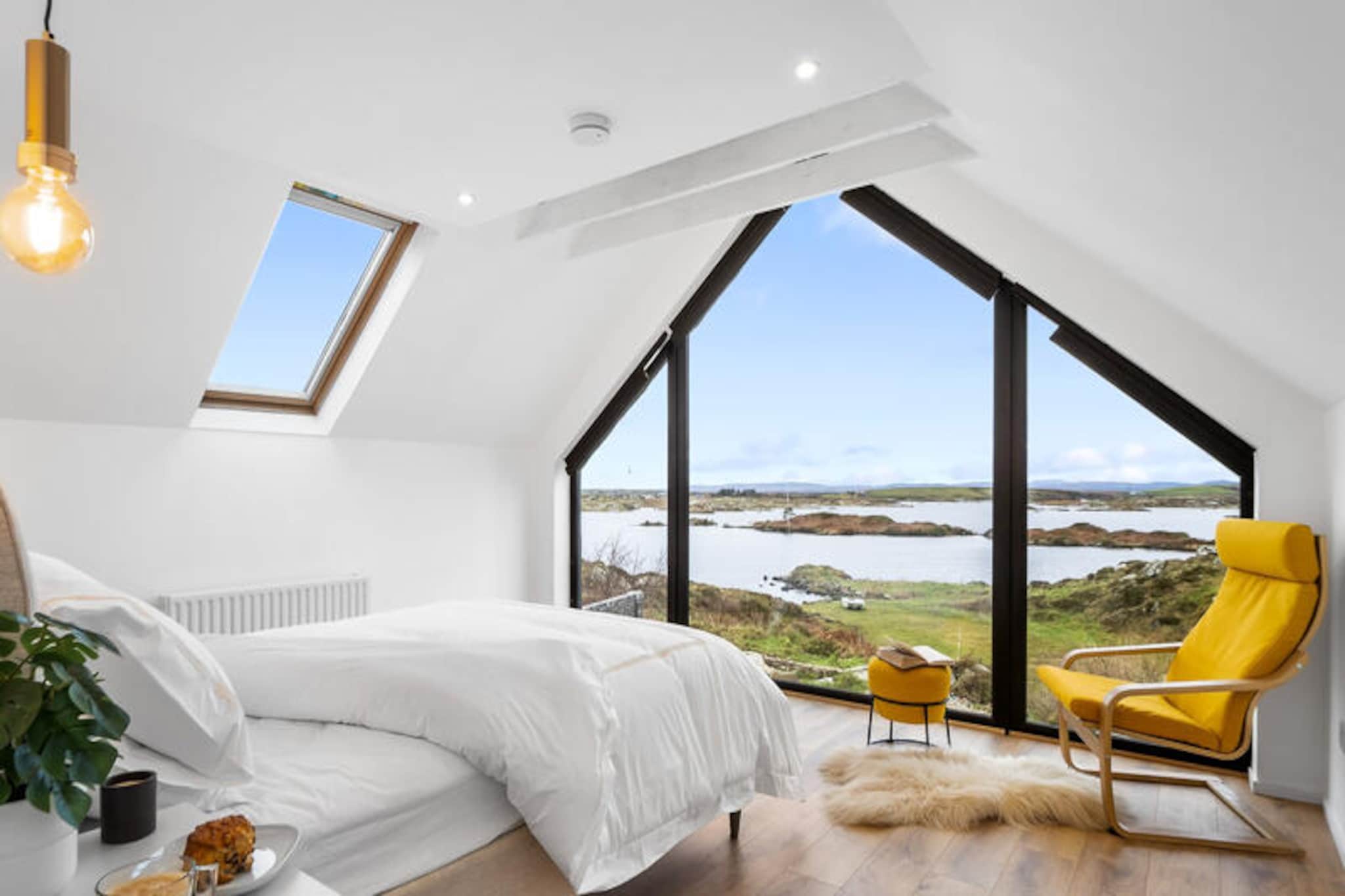 Cottage near Dog's Bay Beach & Lake Views