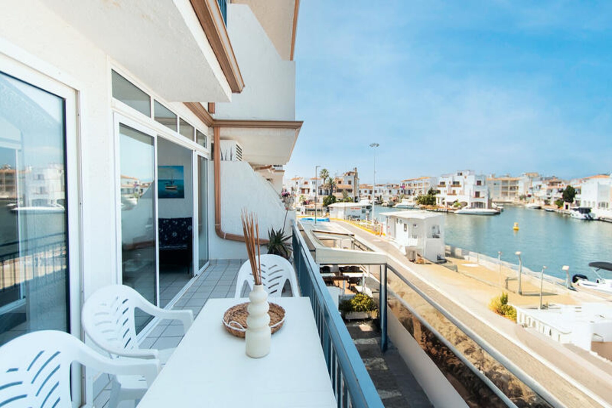 Apartment in Empuriabrava by the Canal