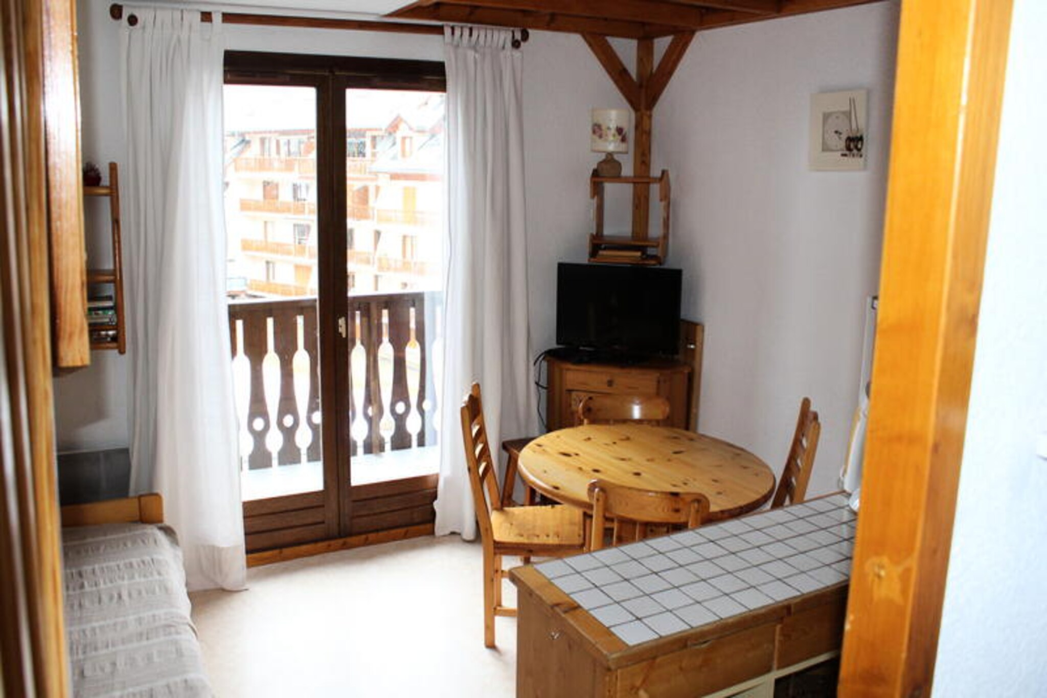 Amidst the charming streets of Valloire, this duplex apartment offers a delightful blend of convenience and alpine comfort. Perfectly situated in the heart of the village, it places you just 50 meters from the Sétaz gondola lift and 300 meters from the ski school meeting point, ensuring seamless access to the slopes during winter. In summer, the residence is equally appealing, with the leisure center featuring a swimming pool, ice rink, and wellness area only 630 meters away, making it an ideal base for year-round adventures. From your private balcony, soak in the crisp mountain air and enjoy the peaceful rhythm of life in the French Alps.
The apartment is thoughtfully designed to accommodate up to six guests across three cozy bedrooms. On the ground floor, you’ll find a compact bedroom with bunk beds, while upstairs features a double bedroom and a pull-out sofa bed for flexible sleeping arrangements. The living area is warm and inviting, with a kitchenette equipped with modern appliances such as a ceramic hob, oven, microwave, and dishwasher. After a day of exploring, unwind in the lounge area with a television and DVD player or enjoy a relaxing soak in the bathtub. Practical amenities like a washing machine, dryer, and ski locker ensure a hassle-free stay.
Valloire’s central location offers easy access to shops, restaurants, and local attractions, making it a vibrant hub for visitors. Whether you’re skiing down pristine slopes, hiking through lush trails, or indulging in the wellness facilities, the village provides endless opportunities for recreation and relaxation. In summer, the nearby leisure center adds a refreshing touch to your holiday, while winter transforms the area into a snowy wonderland.
With its prime location, comfortable amenities, and the enchanting backdrop of the Maurienne Valley, this duplex apartment is a perfect retreat for families and friends seeking unforgettable alpine memories.