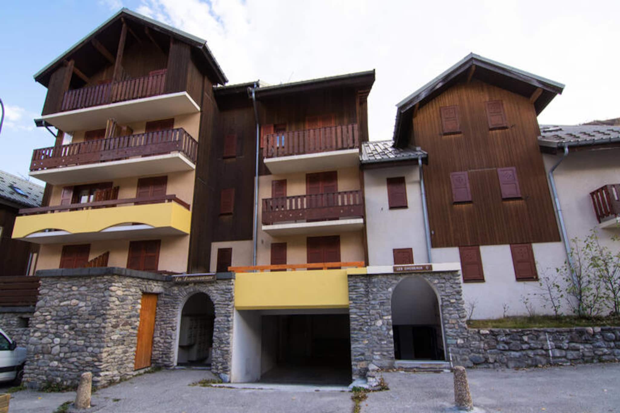 2-room cabin + mezzanine, sleeps 6, west-facing