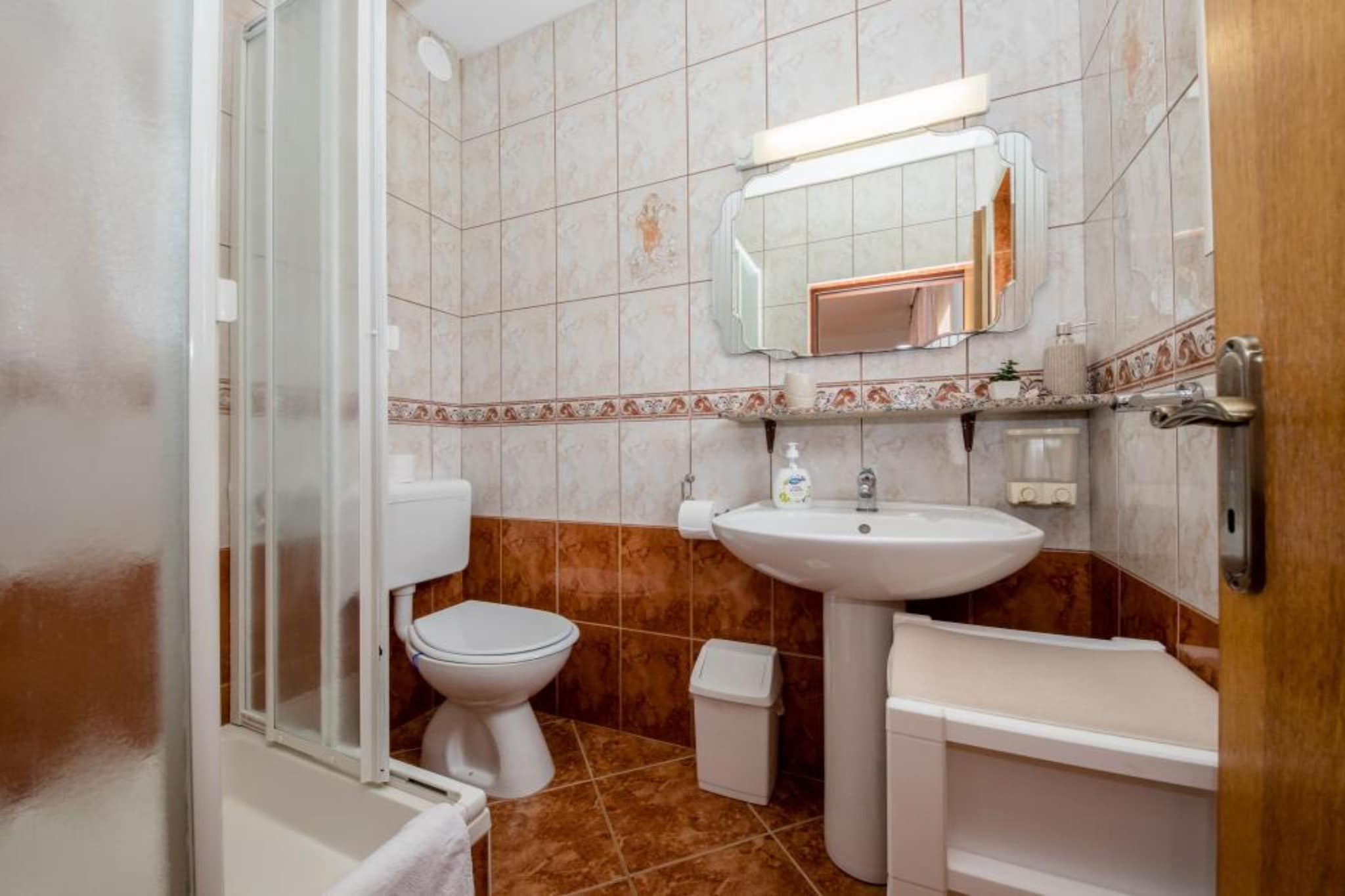 Two Bedroom Apartment with Terrace 1-Badkamer