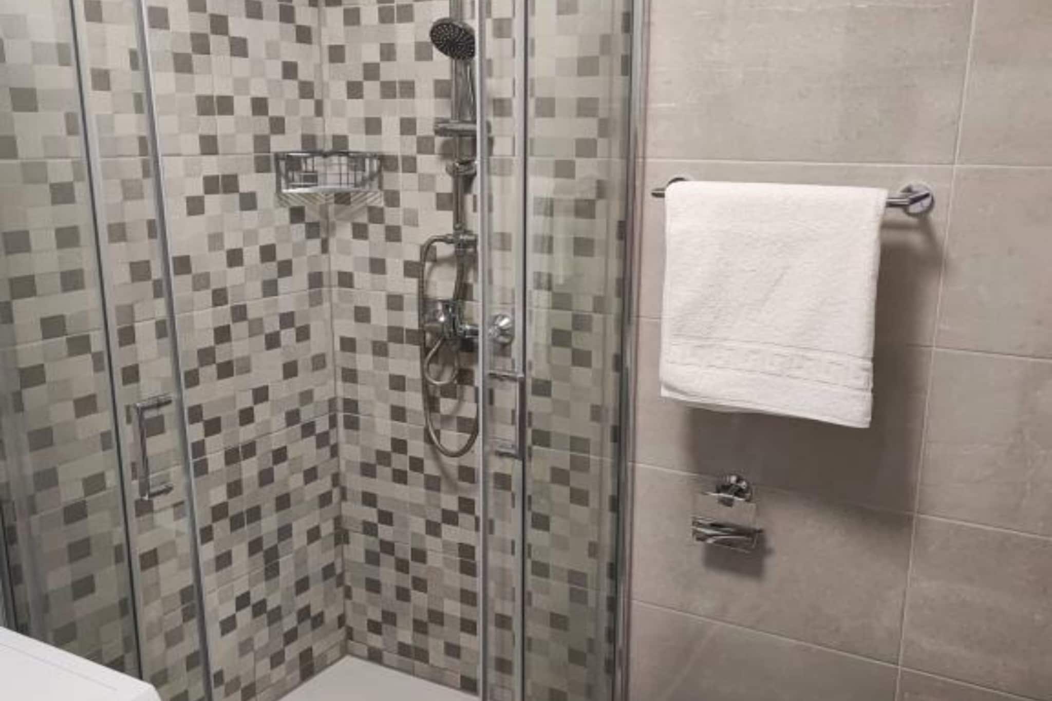 Apartment Eva Pula - One Bedroom Apartment with Balcony-Badkamer