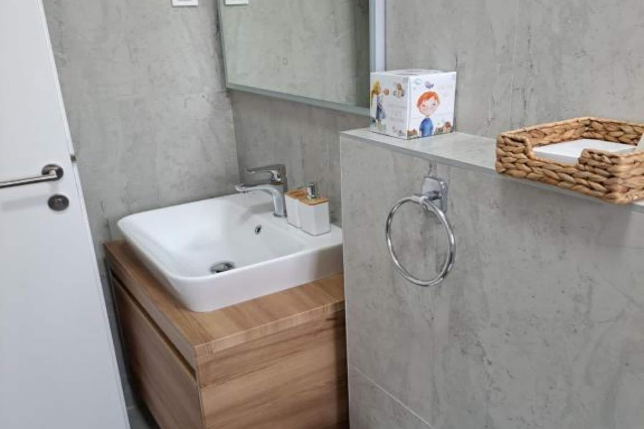 Villa With Pool-Badkamer