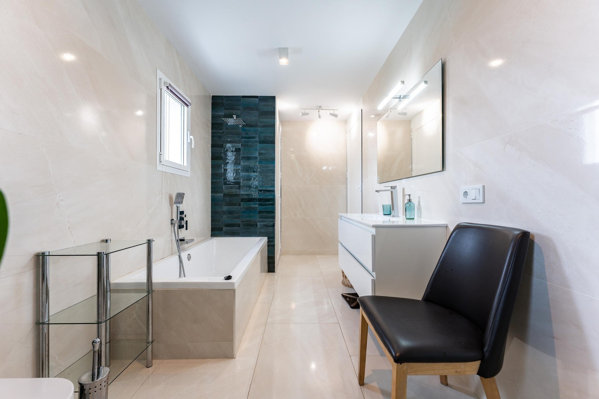 CT 376 - Faro's Calypso Duplex Penthouse - Walking distance to Beach-Bathroom