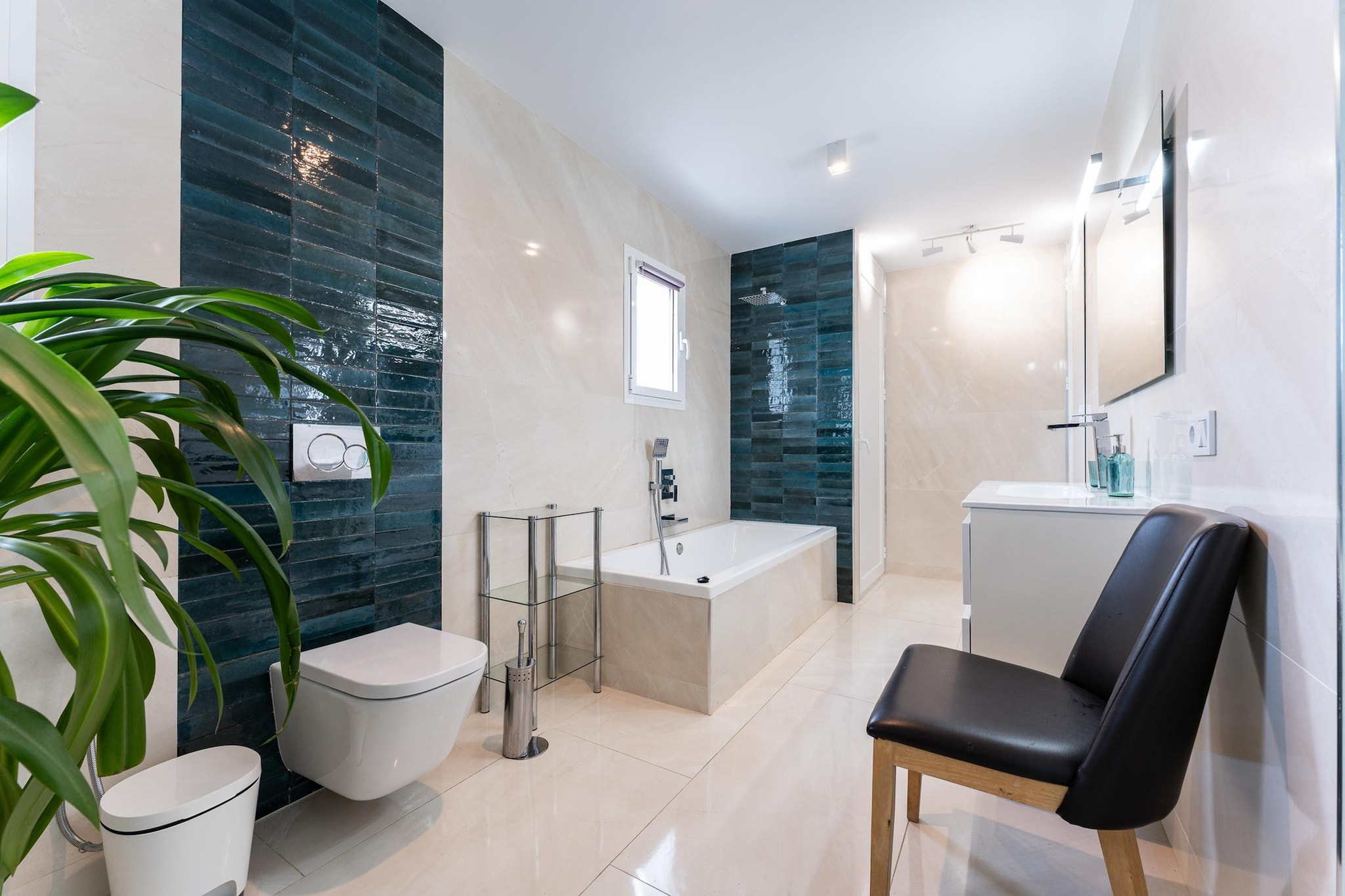 CT 376 - Faro's Calypso Duplex Penthouse - Walking distance to Beach-Bathroom