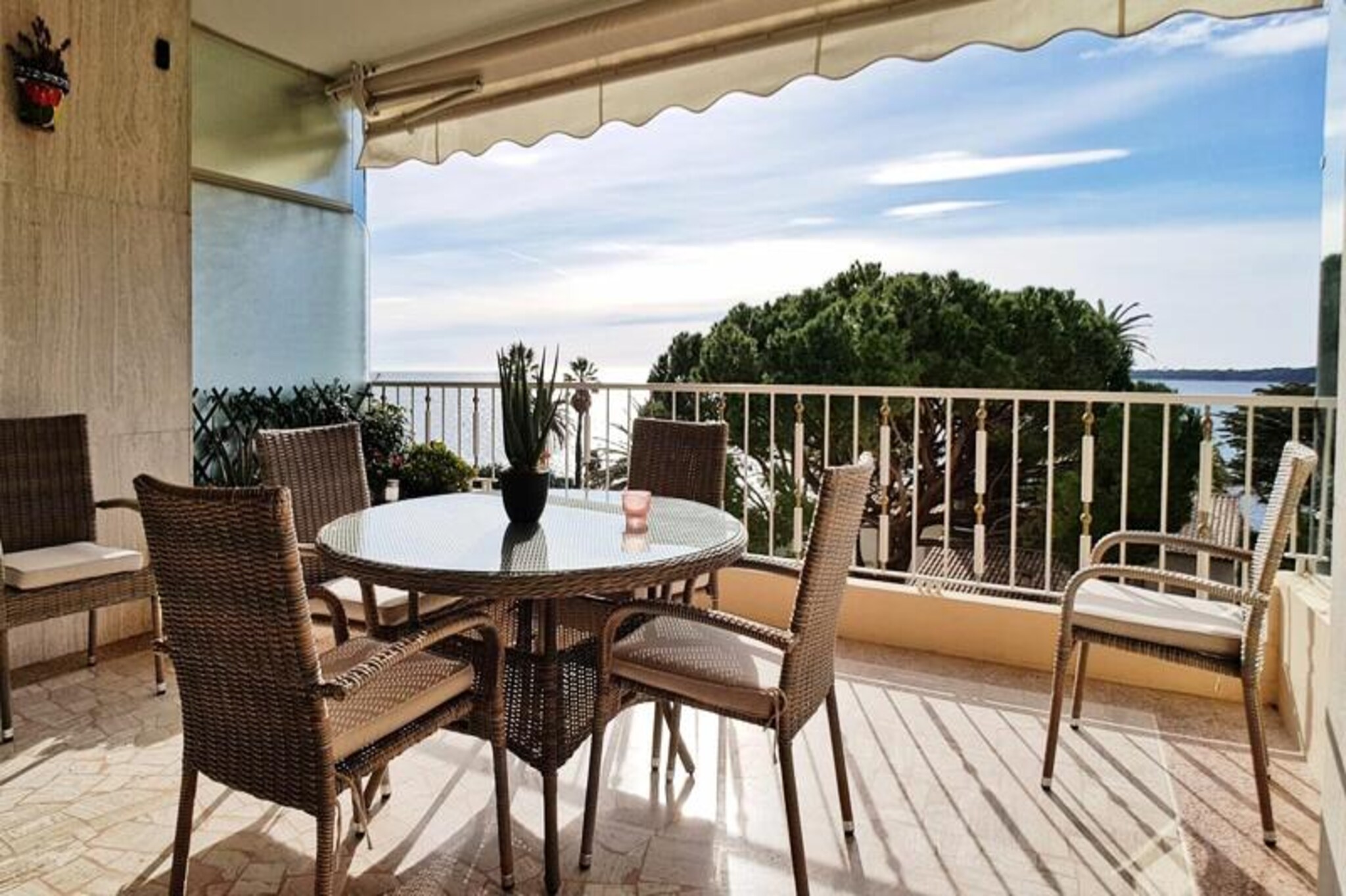 Apartment in Palm Beach with Sea Views