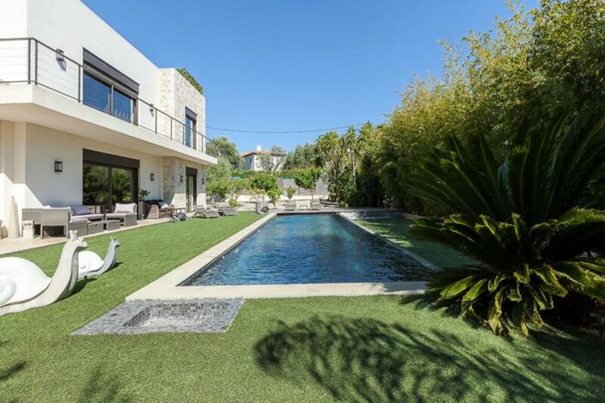 Villa in Juan-les-Pins with Pool & Jacuzzi