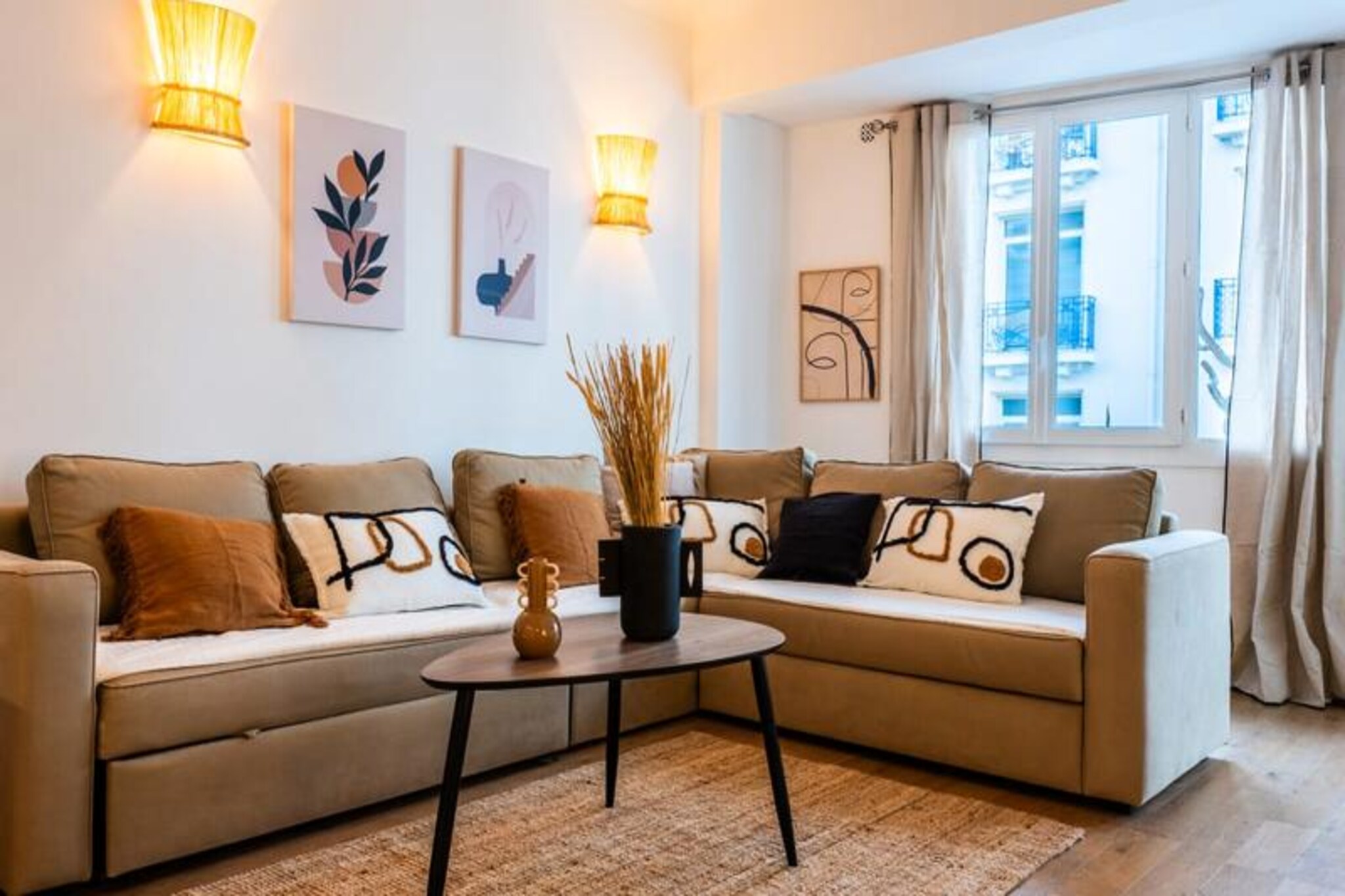 3-room apartment with terrace and sea view, opposite the Martinez