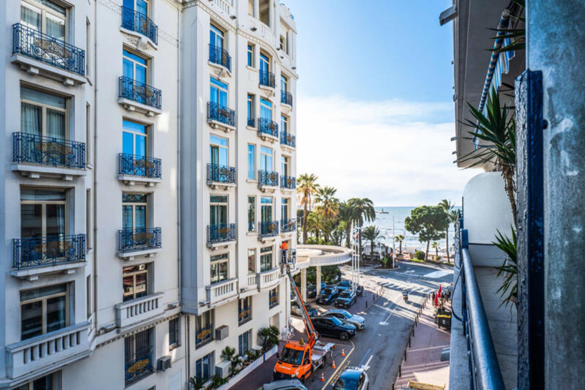 3-room apartment with terrace and sea view, opposite the Martinez