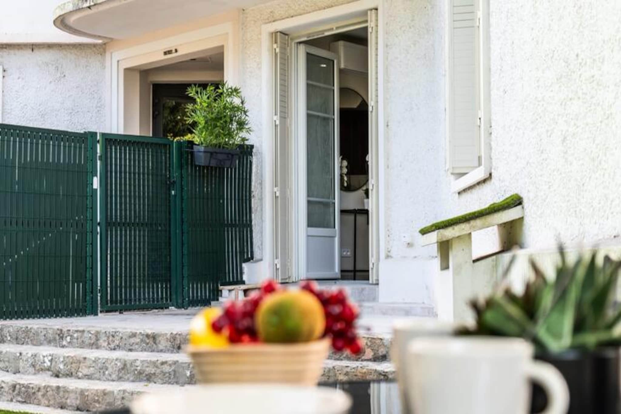 Résidence Rare ! Rez-de-jardin 10 Minutes à Pied Du Centre-Untagged