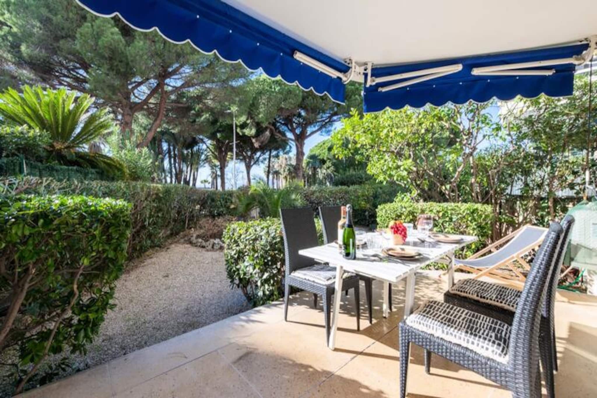 Apartment in Palm Beach with Private Garden